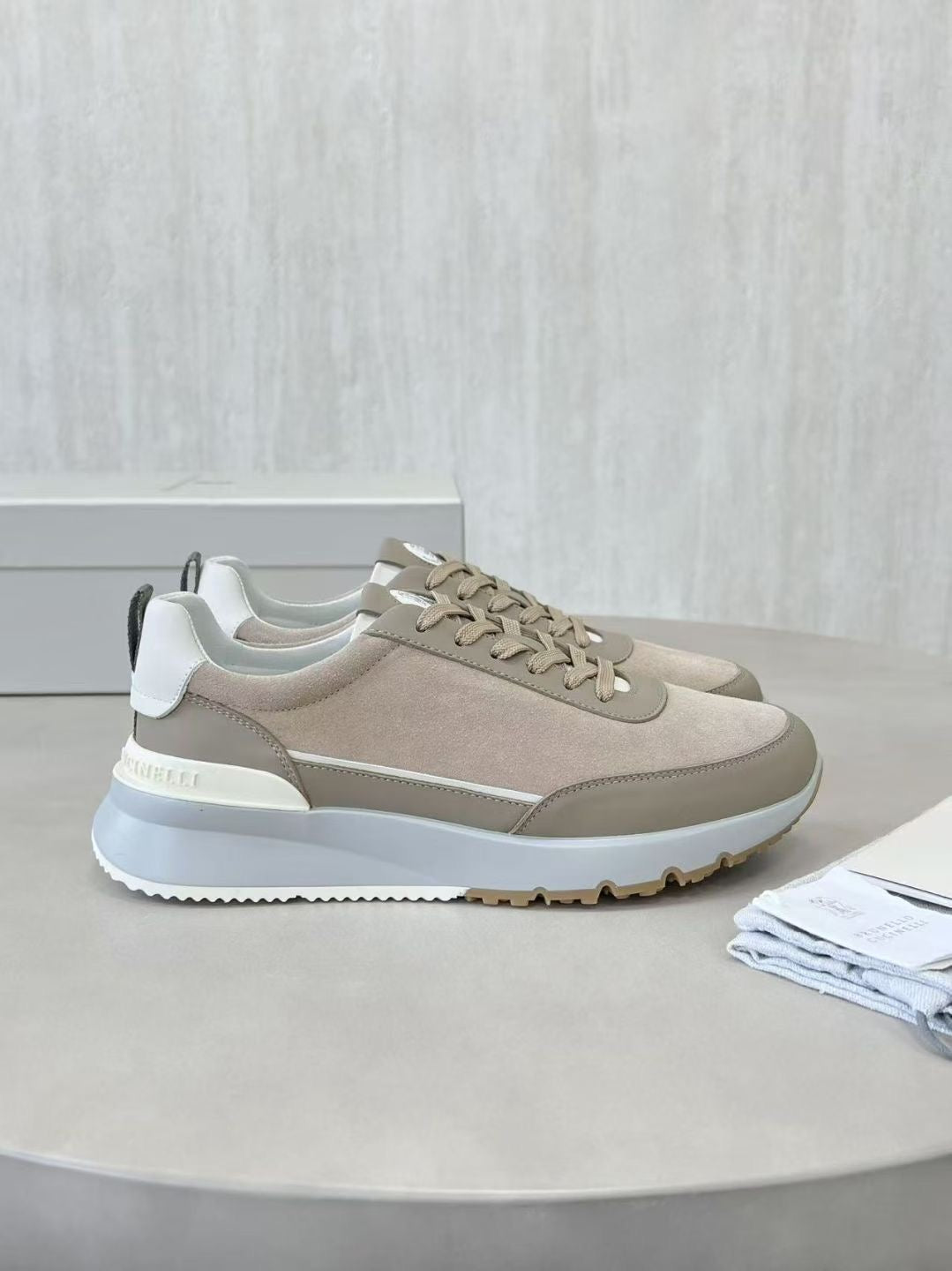 Brunello Cucinelli Sneaker in Taupe – Luxus-Sneaker aus Leder & Velours