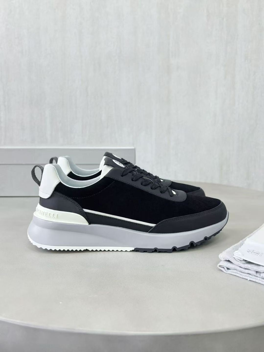 Brunello Cucinelli Sneaker in Schwarz – Luxuriöse Herren-Sneaker aus Leder & Velours