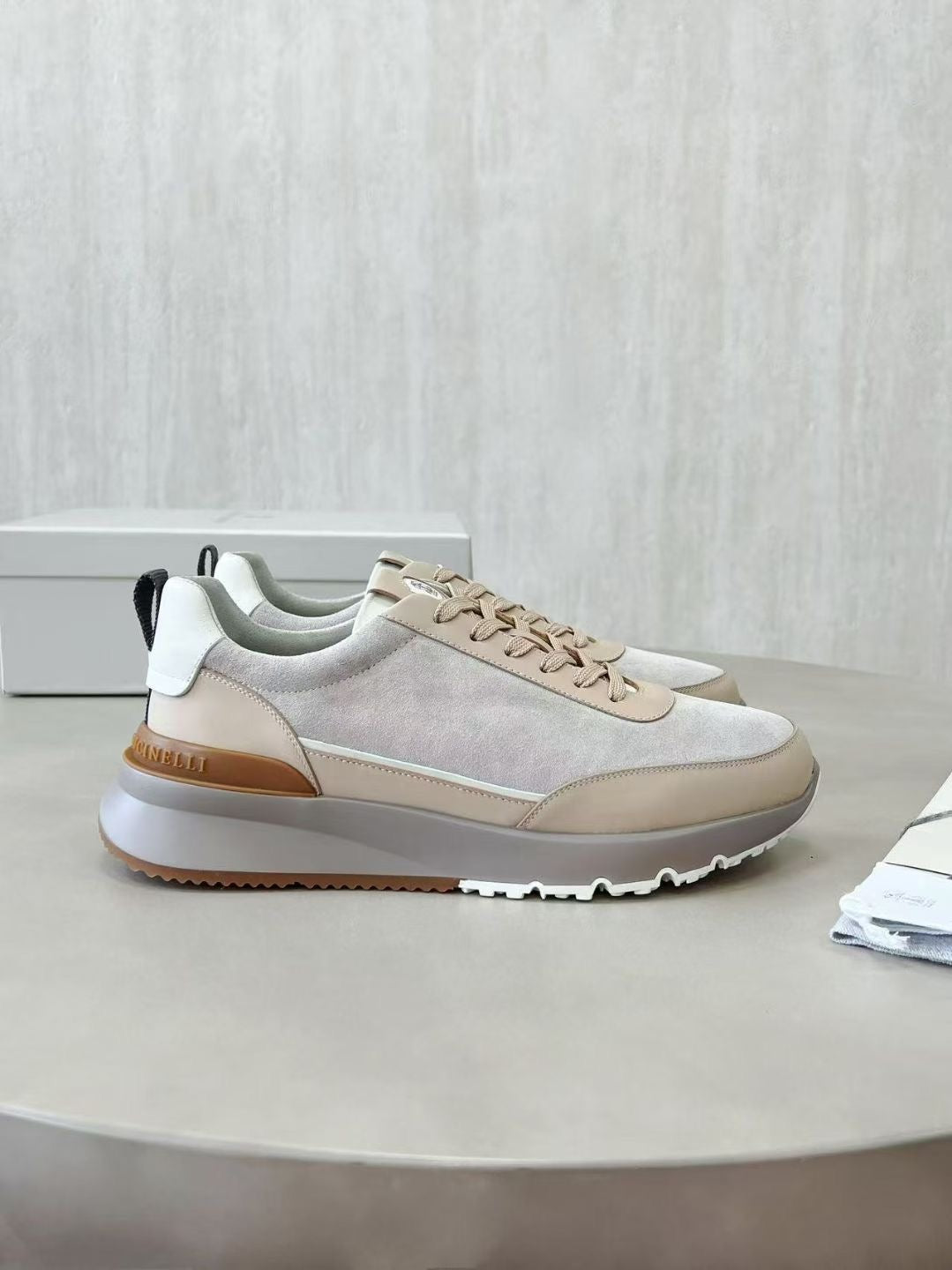 Brunello Cucinelli Sneaker in Beige Luxuriöse Herren-Sneaker aus Leder & Velours