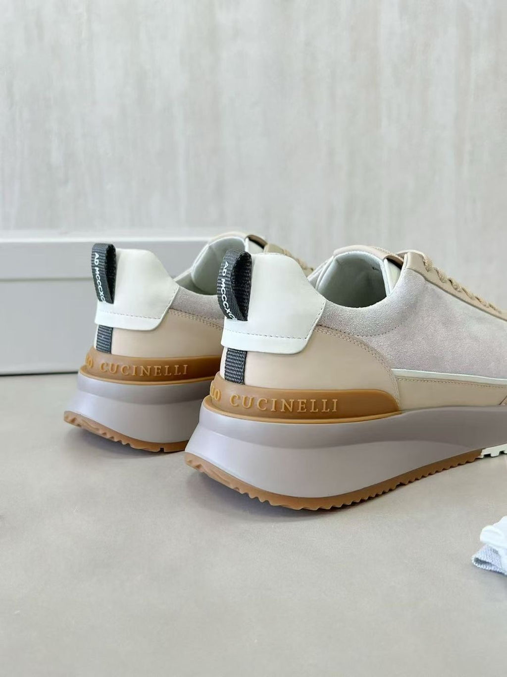 Brunello Cucinelli Sneaker in Beige Luxuriöse Herren-Sneaker aus Leder & Velours