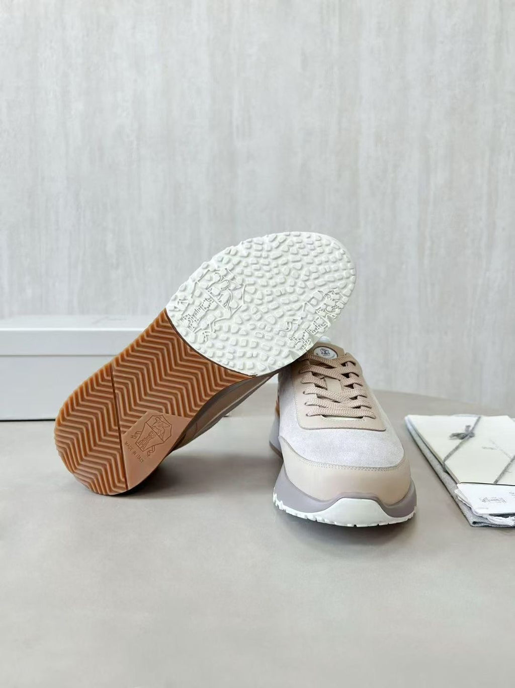 Brunello Cucinelli Sneaker in Beige Luxuriöse Herren-Sneaker aus Leder & Velours