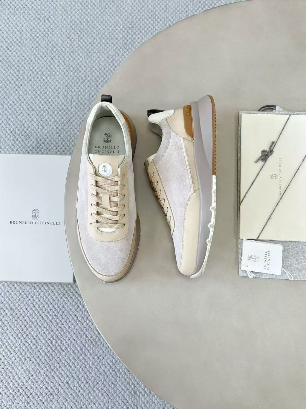 Brunello Cucinelli Sneaker in Beige Luxuriöse Herren-Sneaker aus Leder & Velours