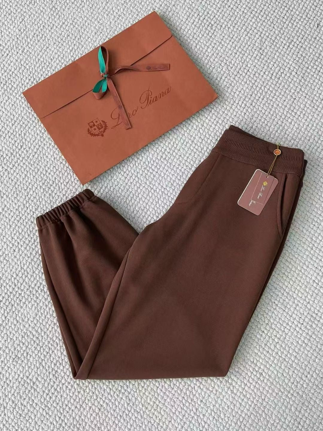 Loro Piana Trainingsanzug in Dunkelbraun – Premium Hoodie & Jogginghose Set