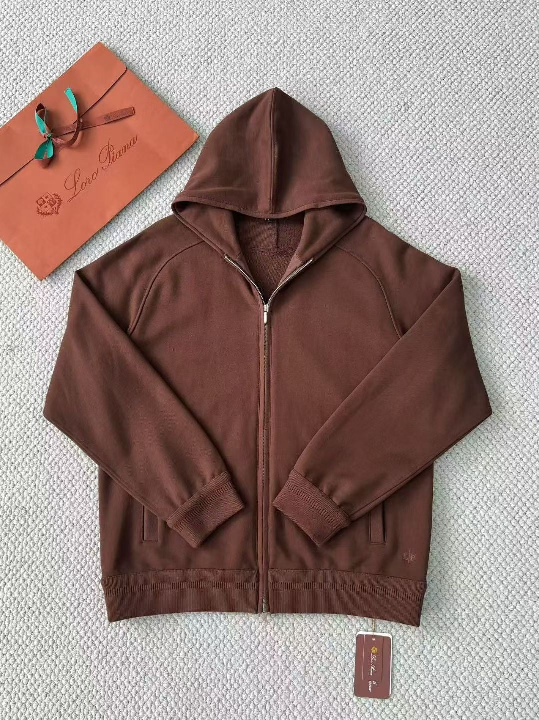 Loro Piana Trainingsanzug in Dunkelbraun – Premium Hoodie & Jogginghose Set