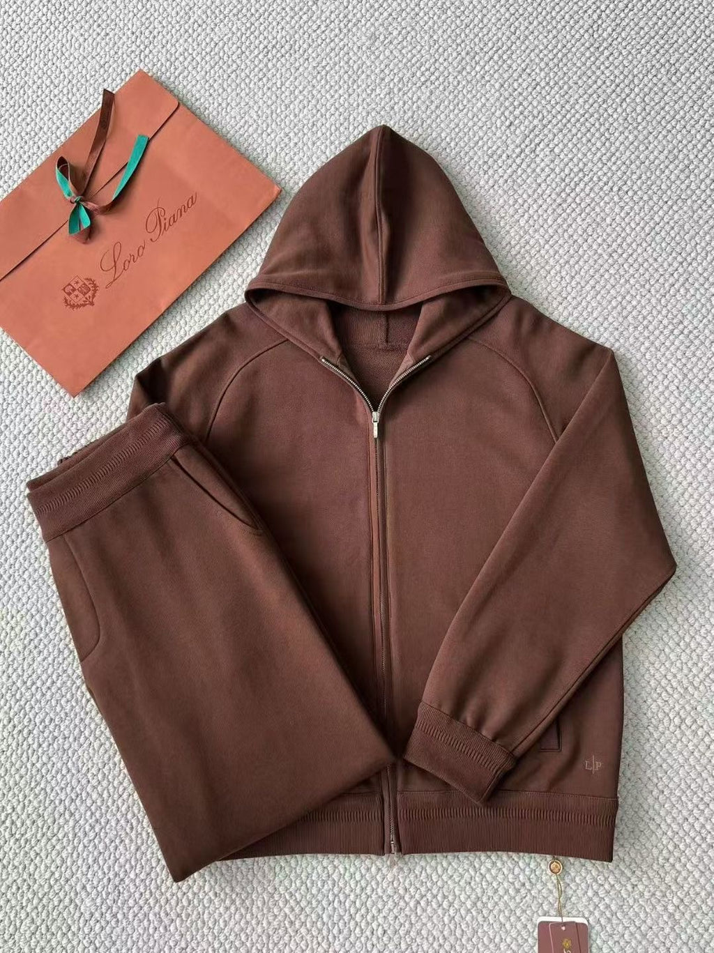 Loro Piana Trainingsanzug in Dunkelbraun – Premium Hoodie & Jogginghose Set