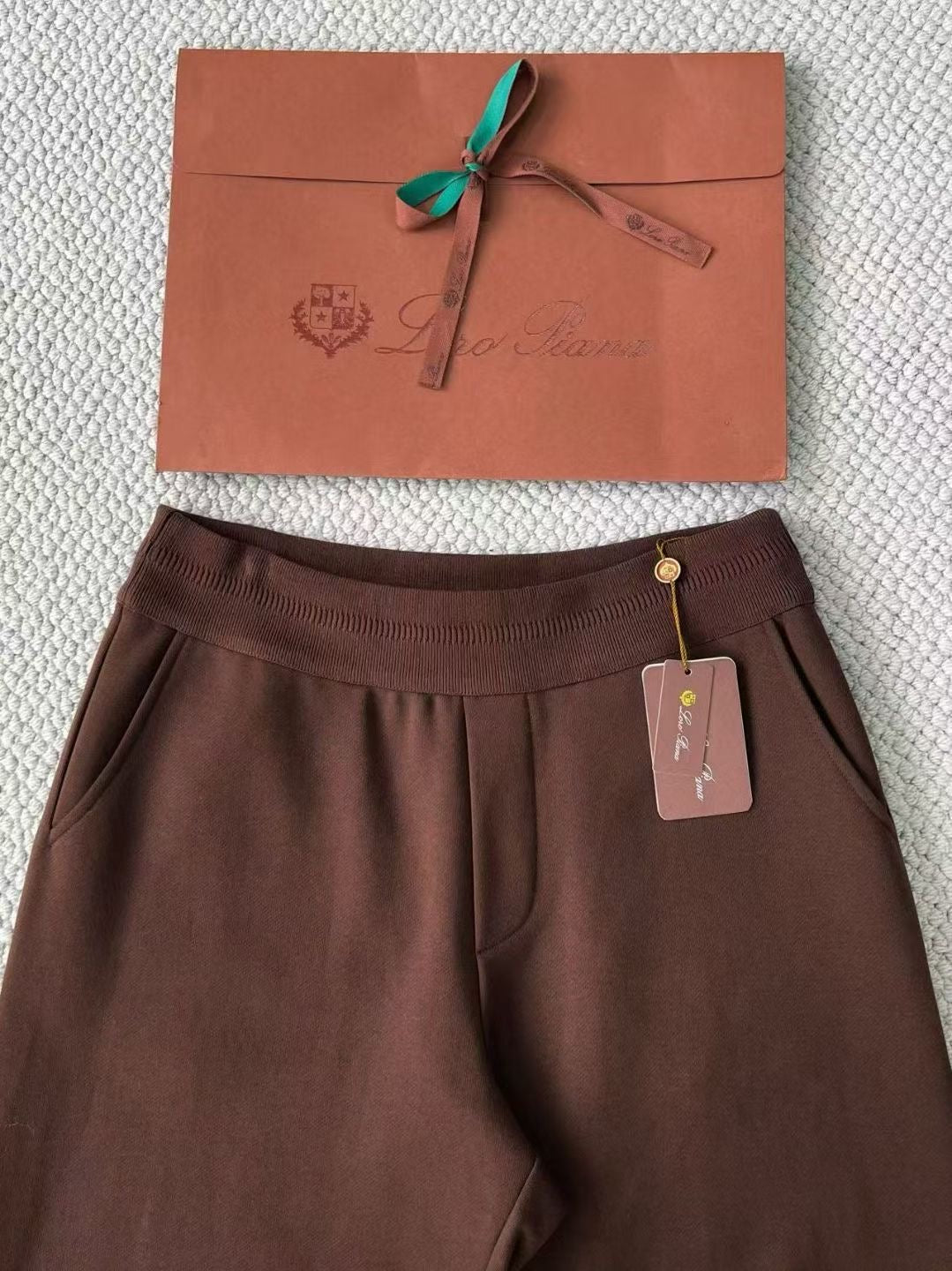 Loro Piana Trainingsanzug in Dunkelbraun – Premium Hoodie & Jogginghose Set