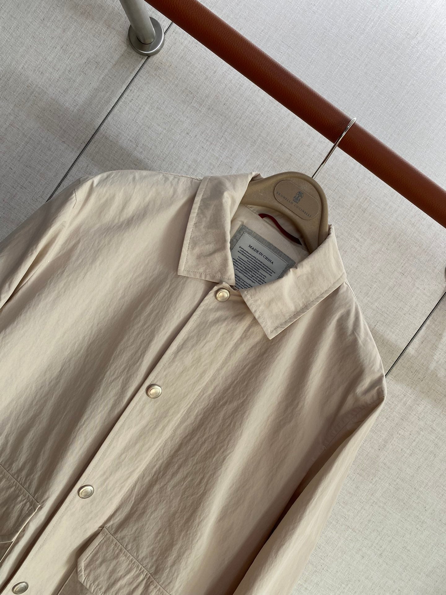 Brunello Cucinelli Hellbeige Herrenjacke – Leichte Übergangsjacke mit Druckknöpfen