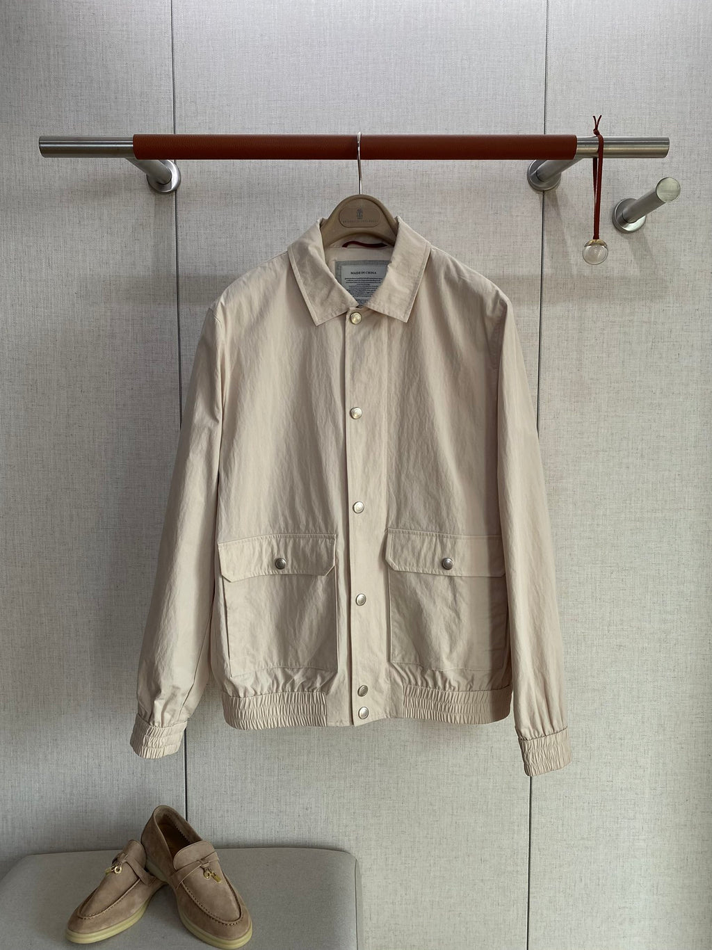 Brunello Cucinelli Hellbeige Herrenjacke – Leichte Übergangsjacke mit Druckknöpfen