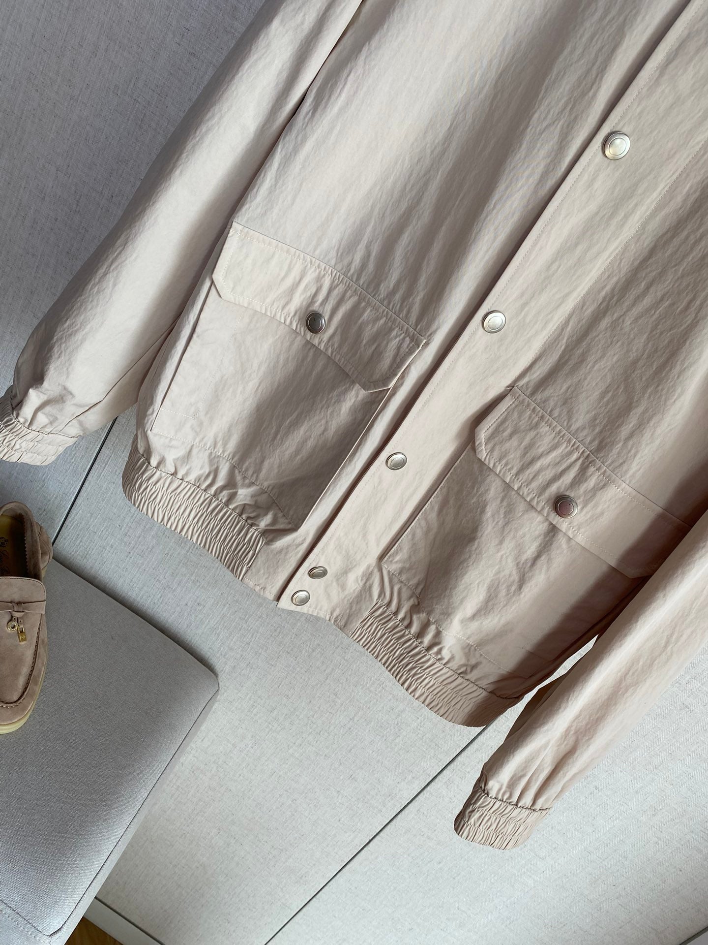 Brunello Cucinelli Hellbeige Herrenjacke – Leichte Übergangsjacke mit Druckknöpfen