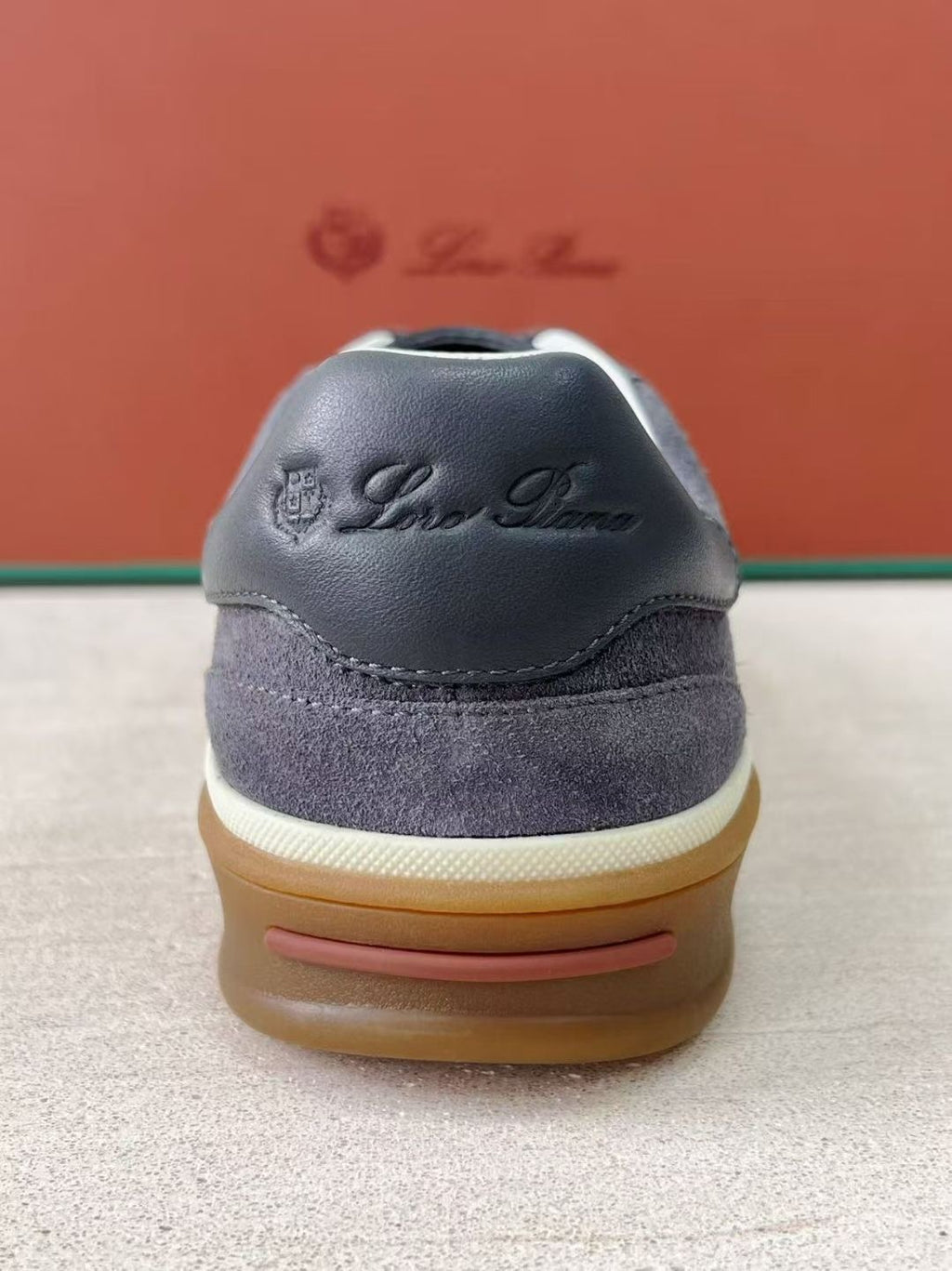 Loro Piana Herren-Sneaker aus grauem Wildleder mit Gummisohle