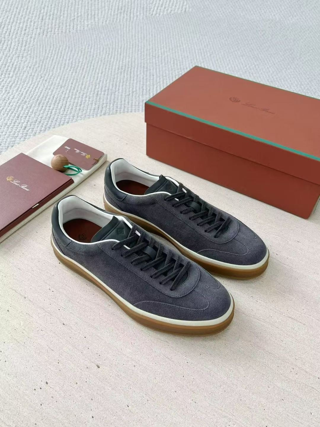 Loro Piana Herren-Sneaker aus grauem Wildleder mit Gummisohle