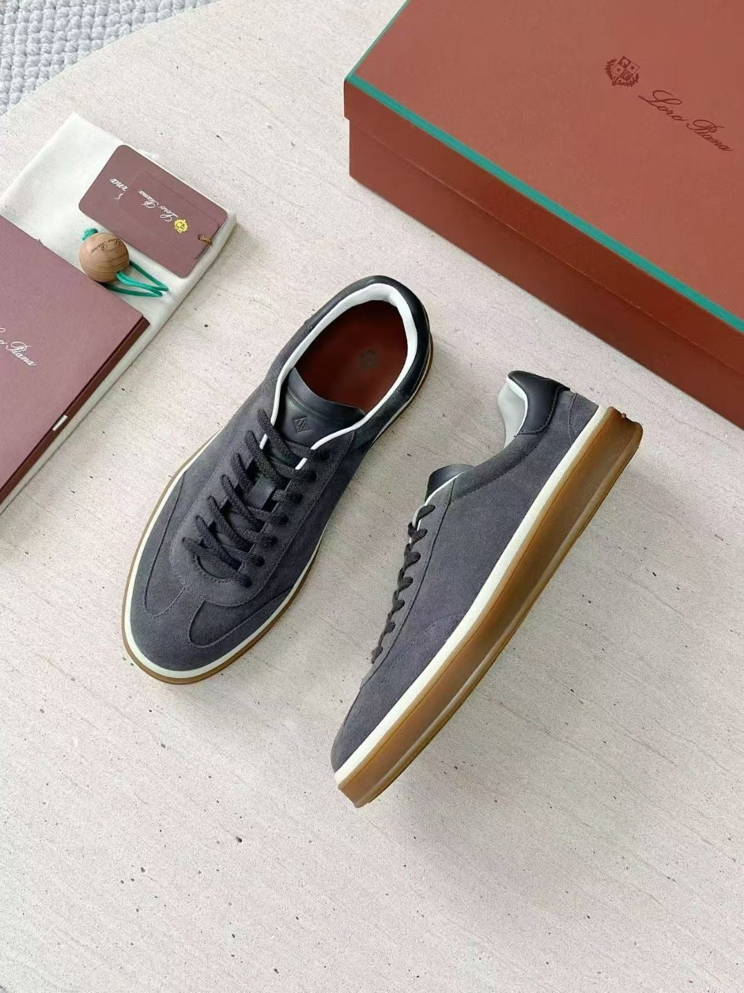 Loro Piana Herren-Sneaker aus grauem Wildleder mit Gummisohle