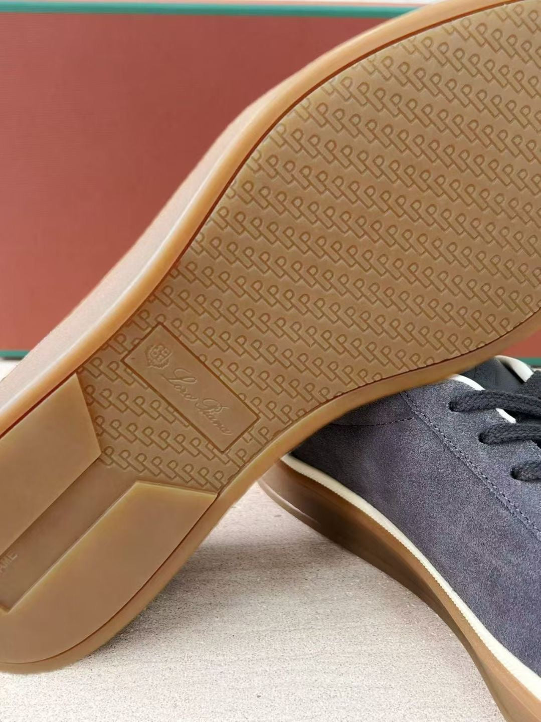 Loro Piana Herren-Sneaker aus grauem Wildleder mit Gummisohle