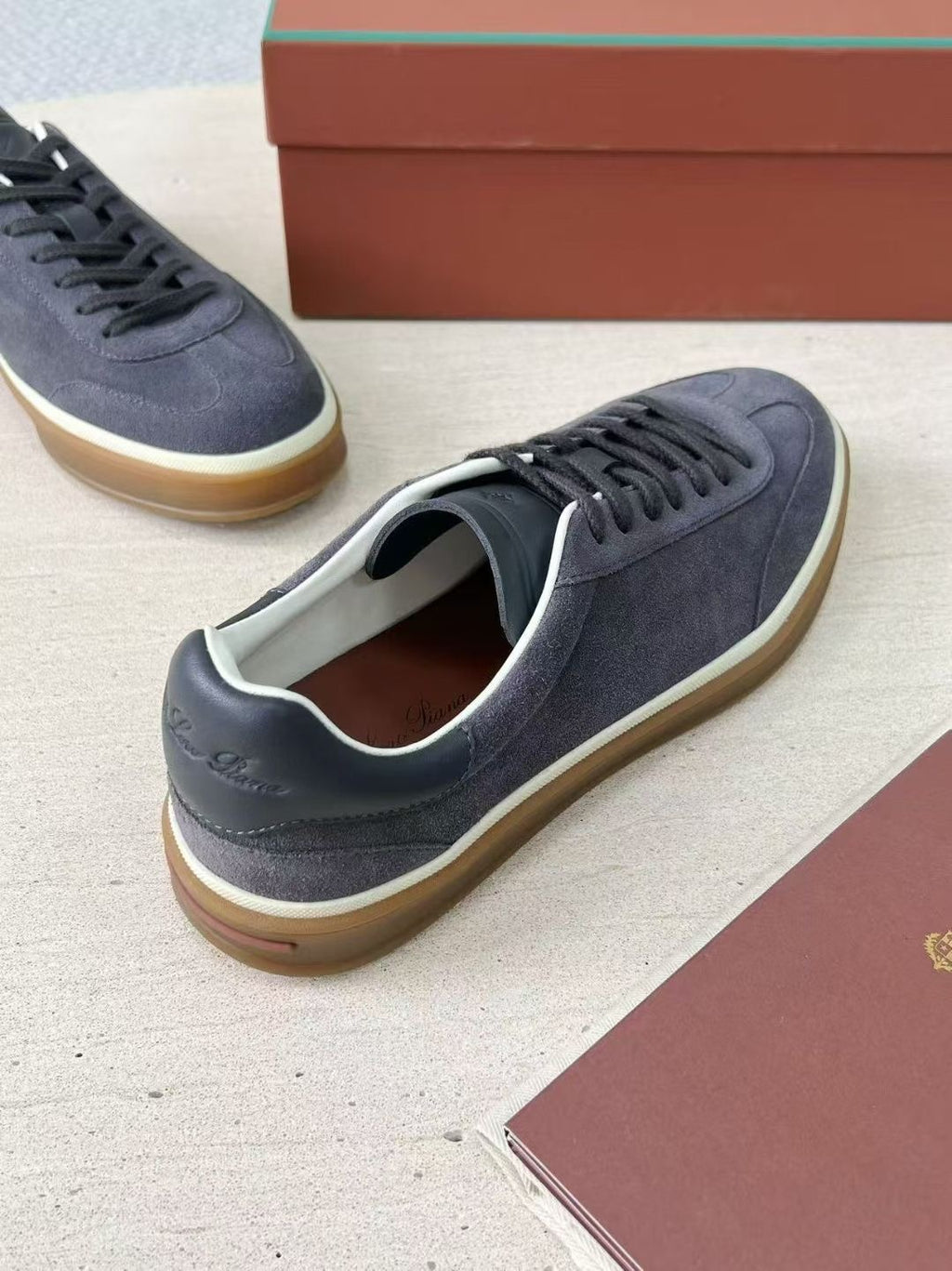 Loro Piana Herren-Sneaker aus grauem Wildleder mit Gummisohle