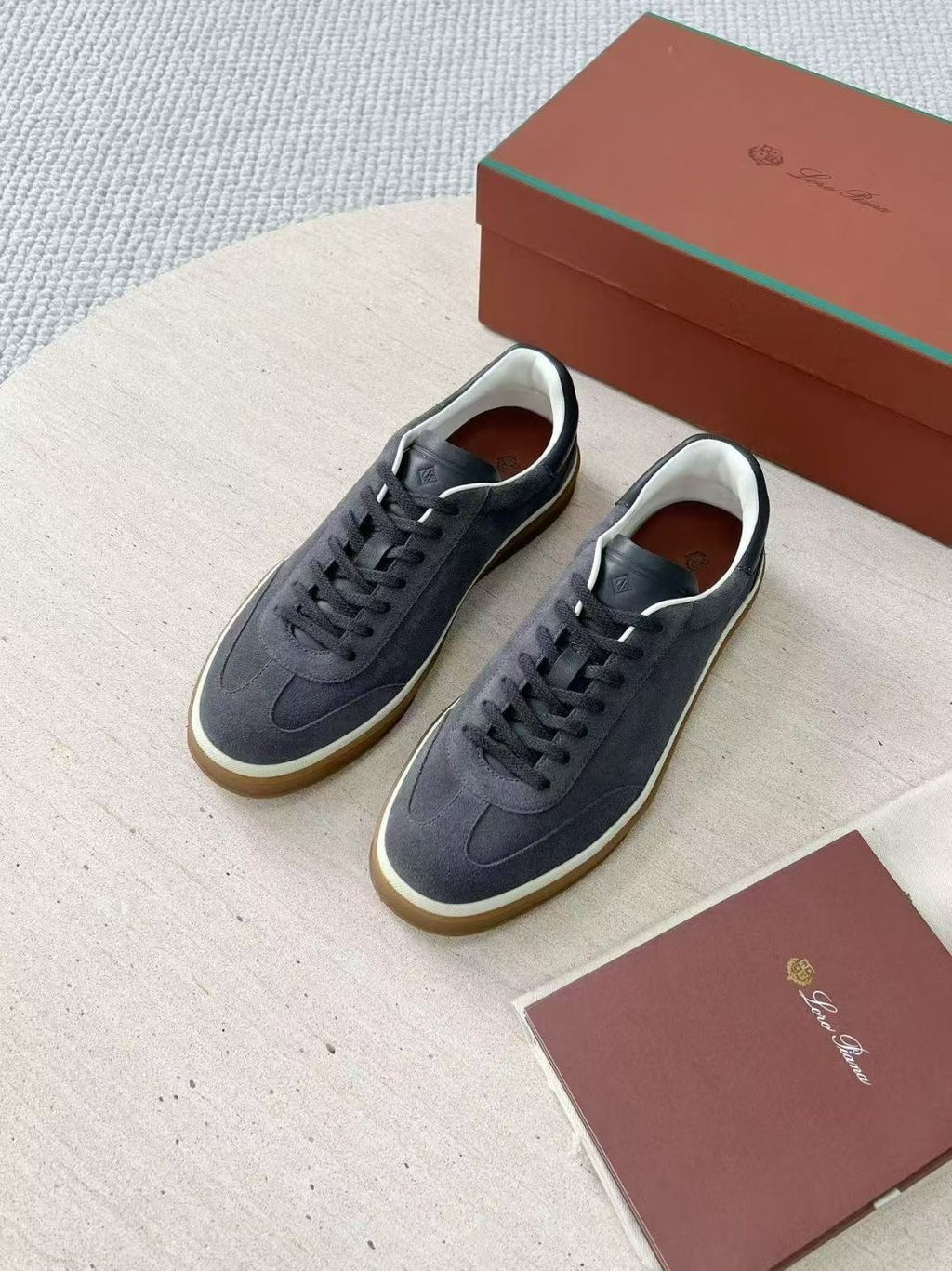 Loro Piana Herren-Sneaker aus grauem Wildleder mit Gummisohle