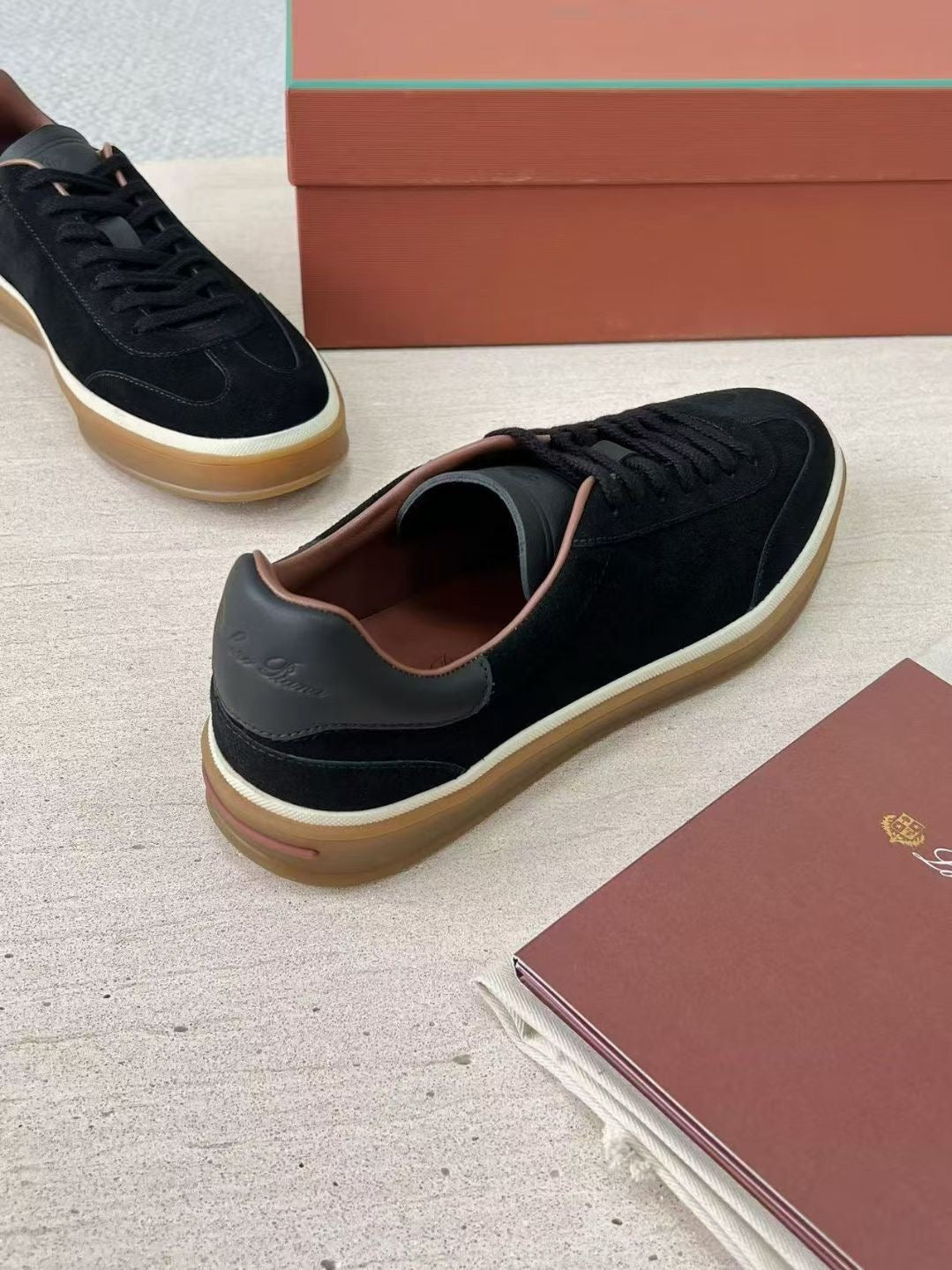 Loro Piana Herren-Sneaker aus schwarzem Wildleder mit Gummisohle