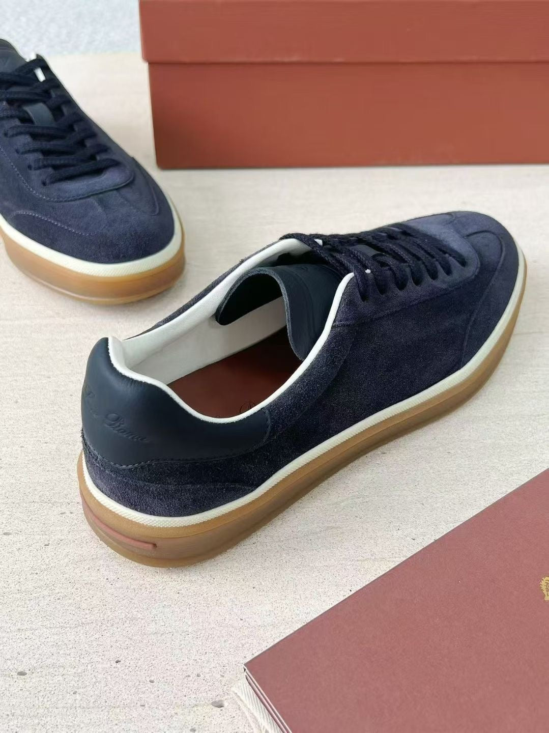 Loro Piana Herren-Sneaker aus Wildleder in Dunkelblau mit Gummisohle