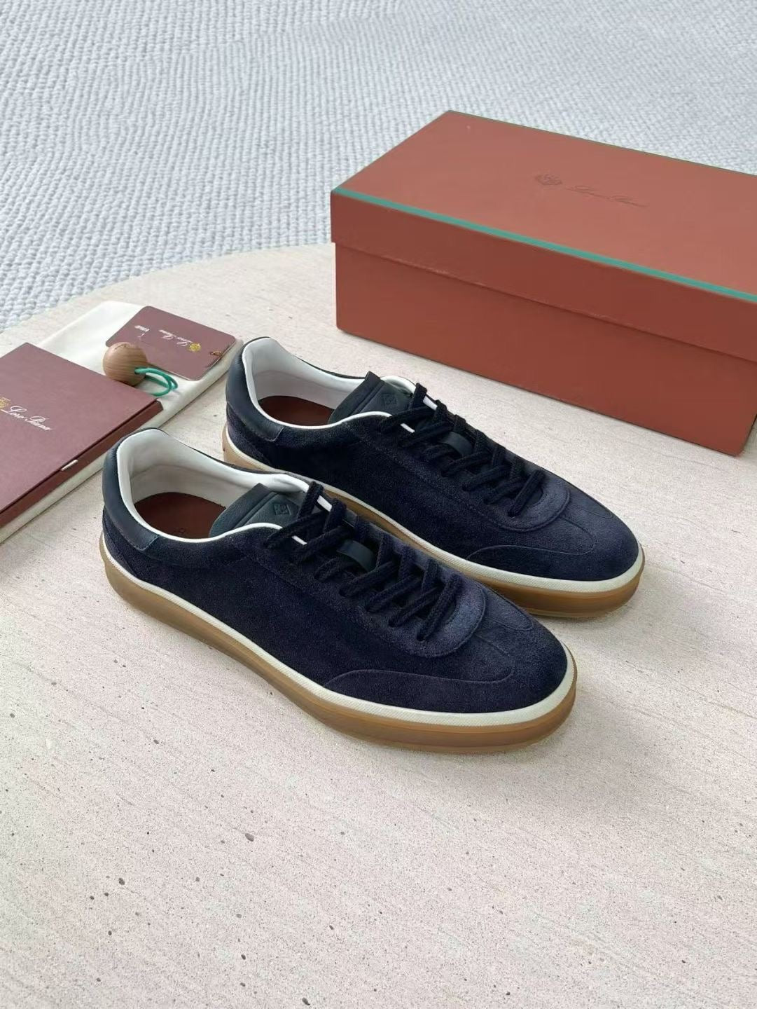 Loro Piana Herren-Sneaker aus Wildleder in Dunkelblau mit Gummisohle