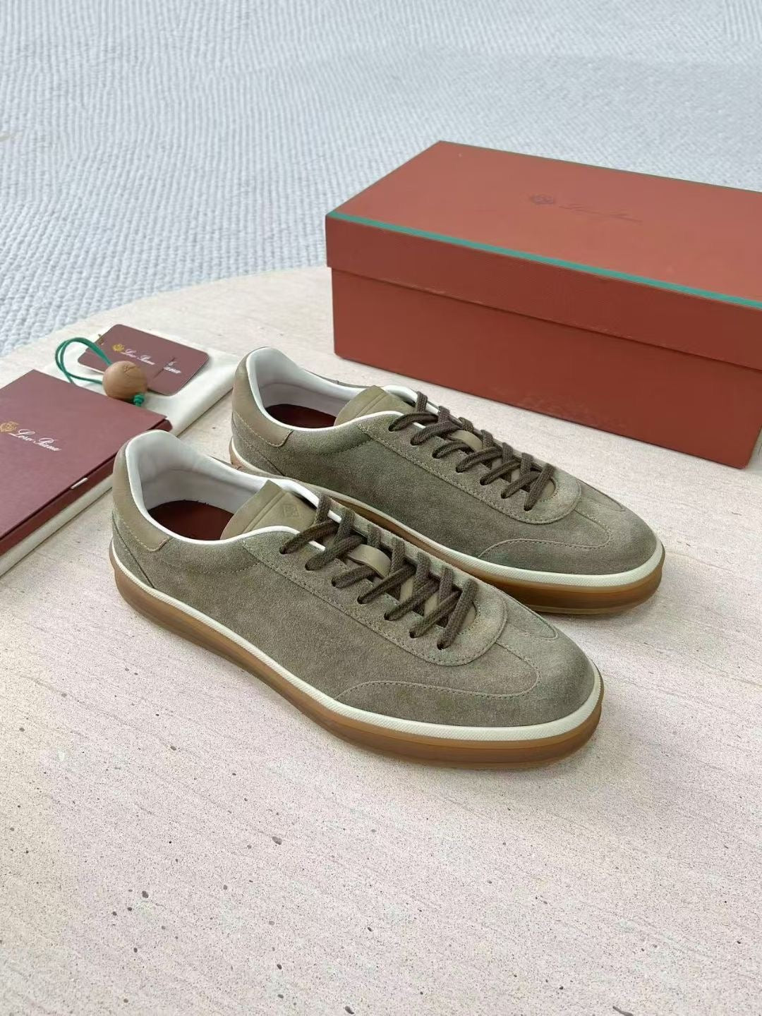 Loro Piana Herren Sneaker aus Veloursleder in Olivgrün