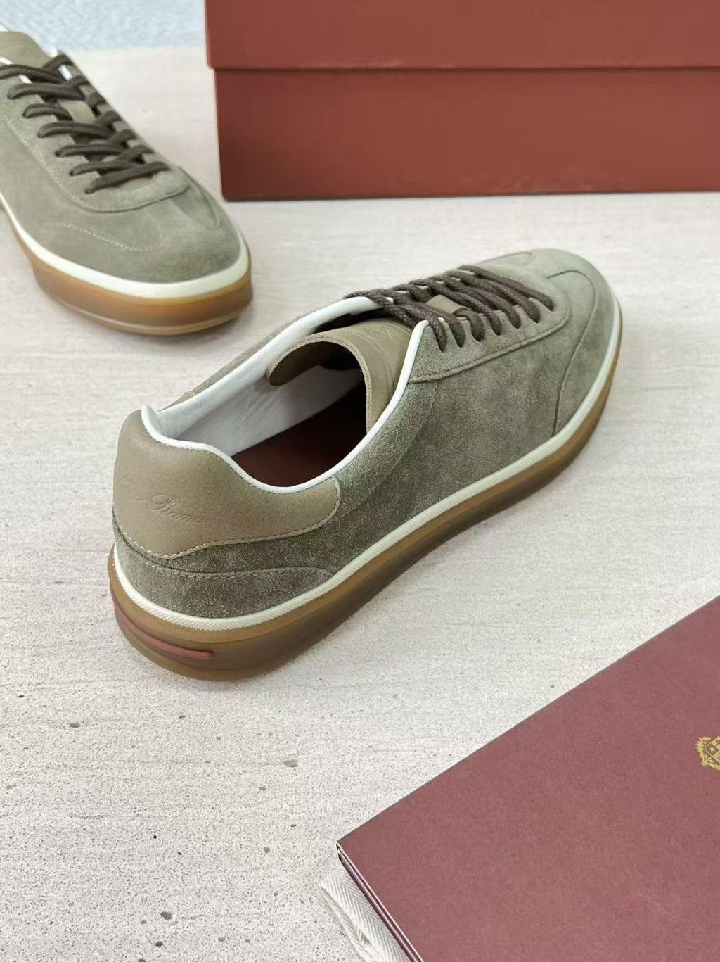 Loro Piana Herren Sneaker aus Veloursleder in Olivgrün