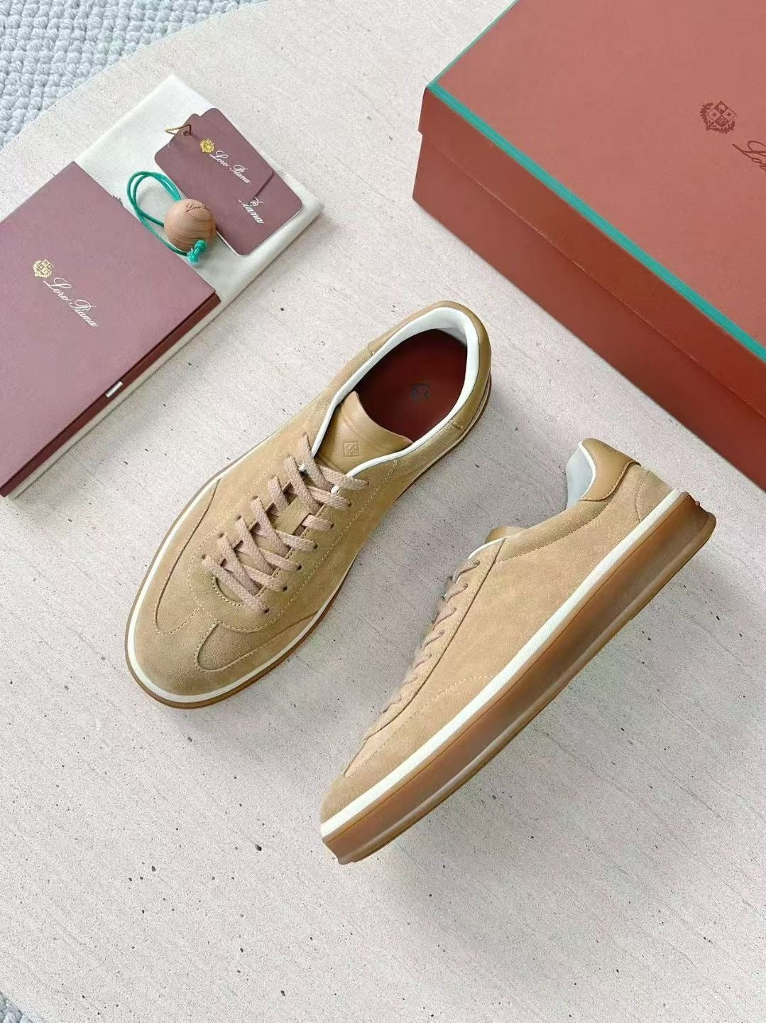 Loro Piana Herren Sneaker aus Veloursleder in Beige