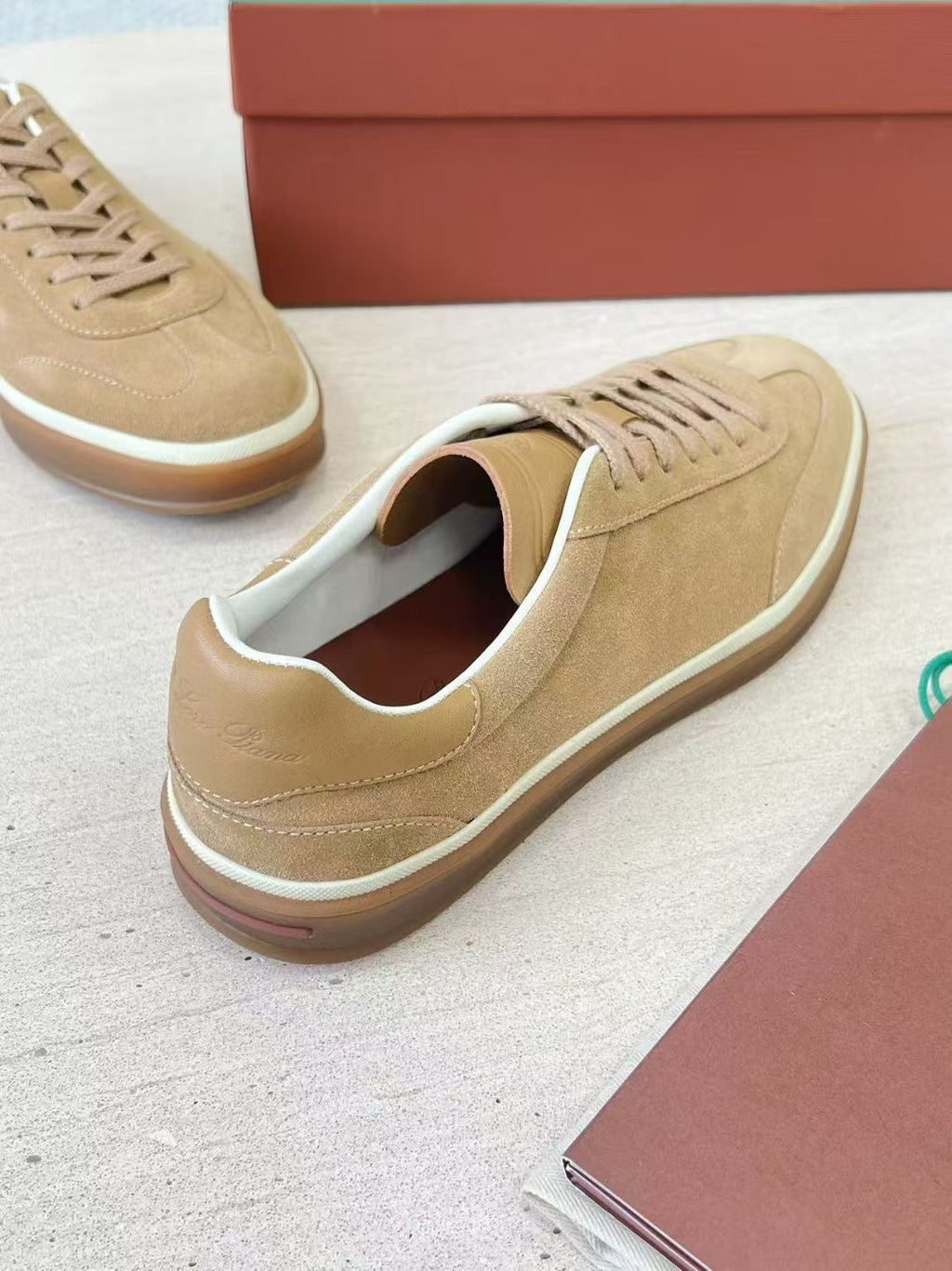 Loro Piana Herren Sneaker aus Veloursleder in Beige