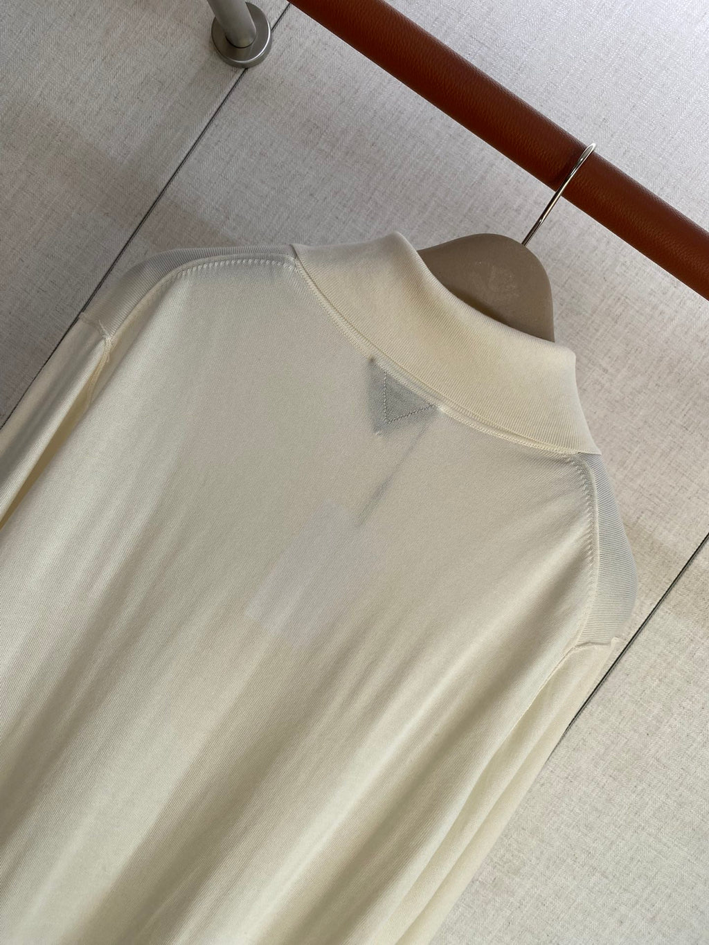 Bottega Veneta Herren Langarm-Polo – Cremefarbenes Shirt mit 5-Knopf