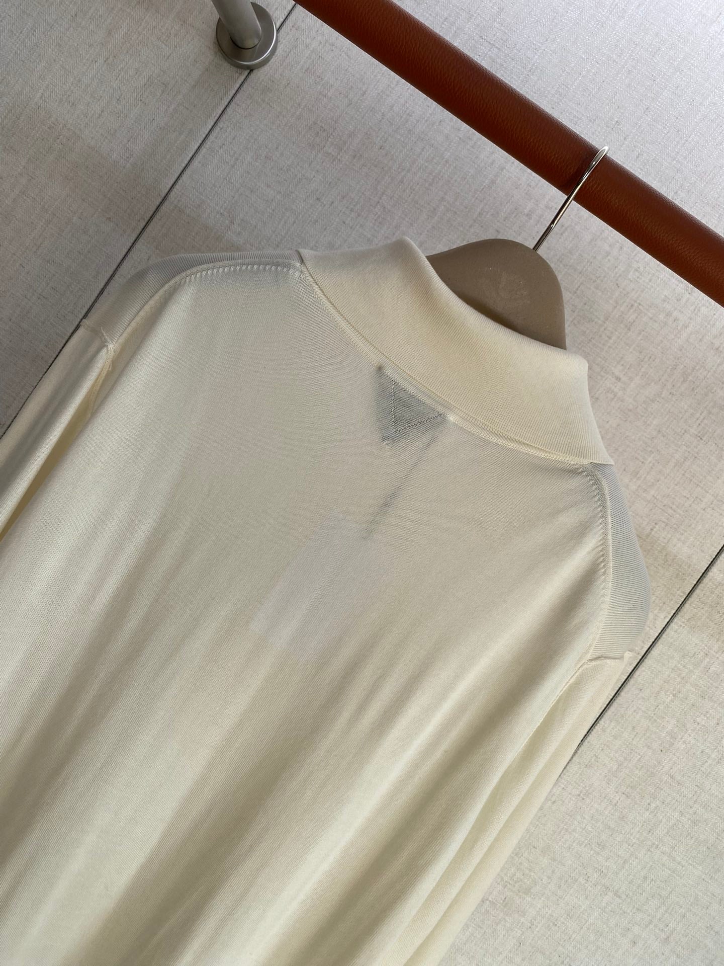 Bottega Veneta Herren Langarm-Polo – Cremefarbenes Shirt mit 5-Knopf