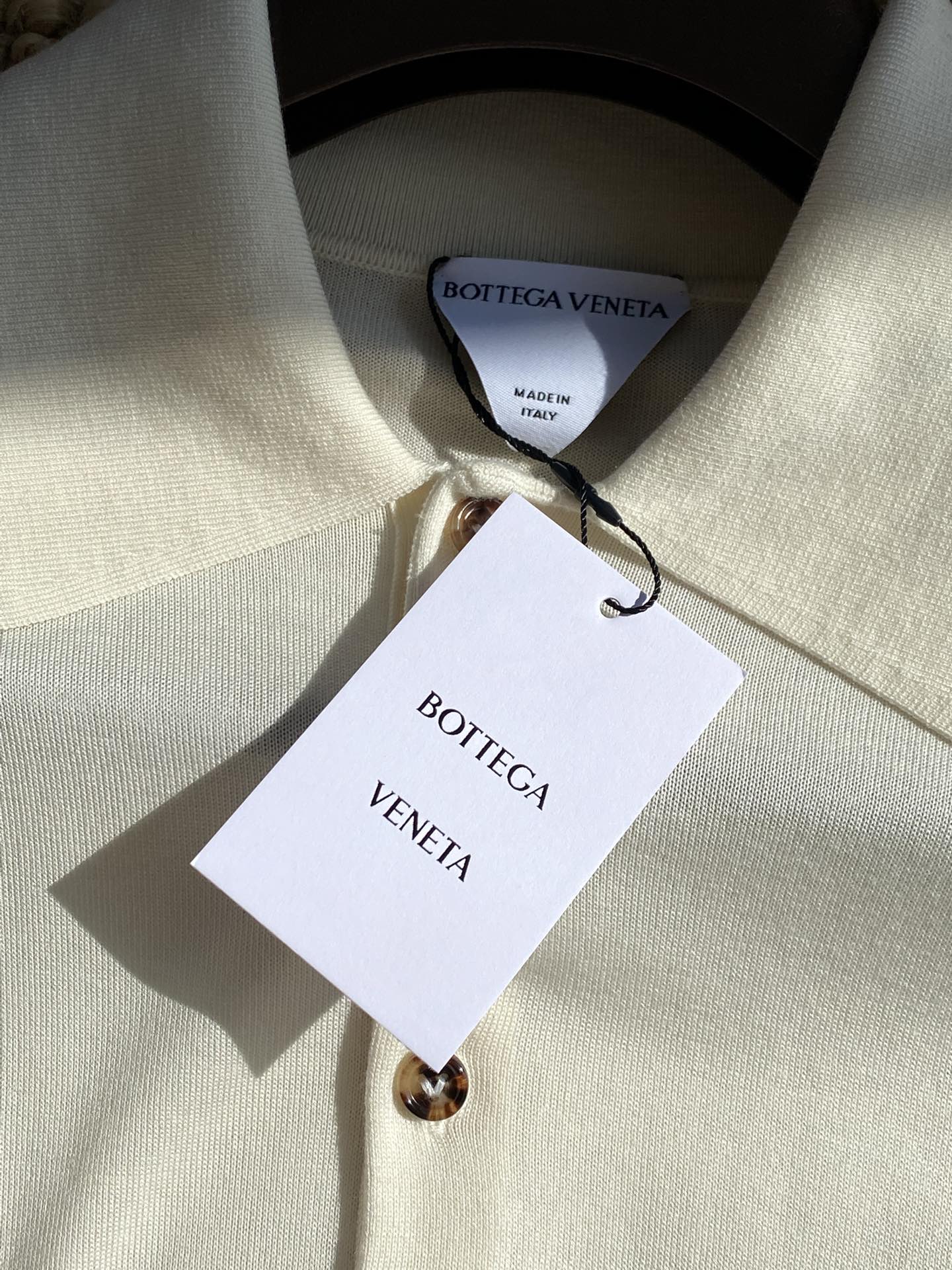 Bottega Veneta Herren Langarm-Polo – Cremefarbenes Shirt mit 5-Knopf