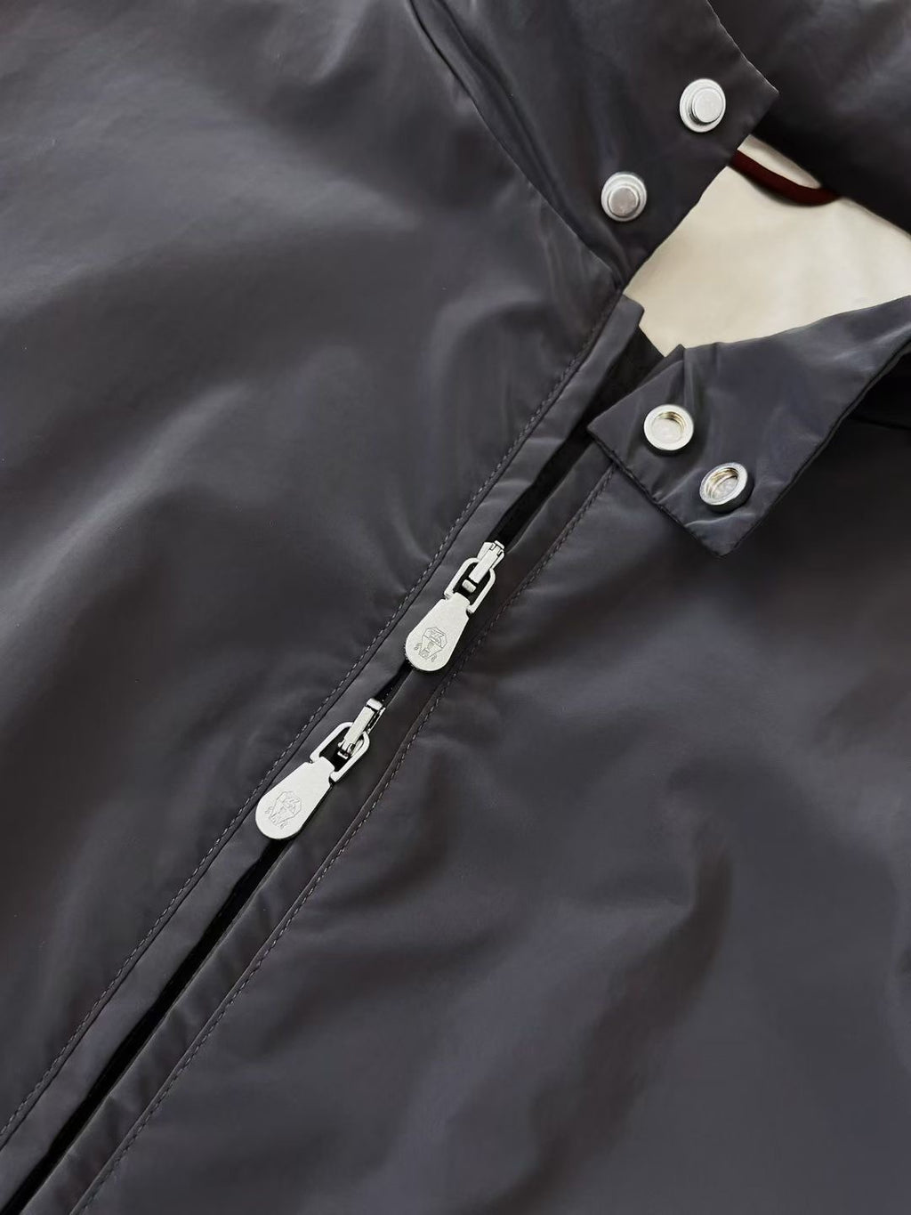 Brunello Cucinelli – Dunkelgraue Herrenjacke mit Kontrastfutter und elastischem Bund