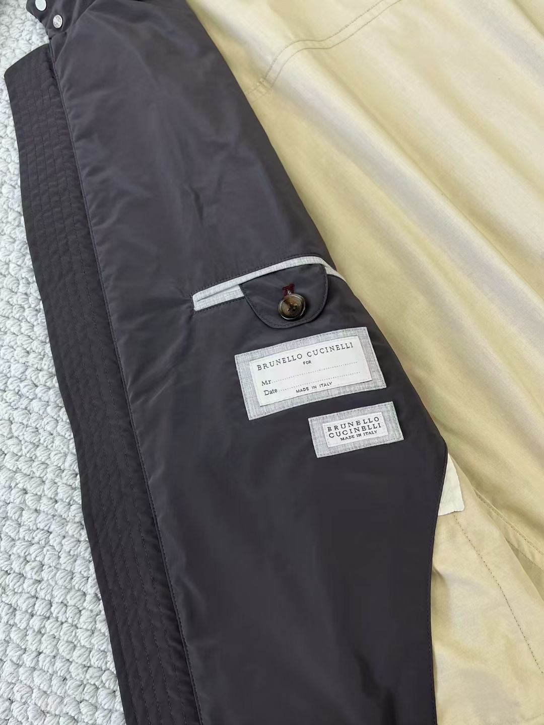 Brunello Cucinelli – Dunkelgraue Herrenjacke mit Kontrastfutter und elastischem Bund