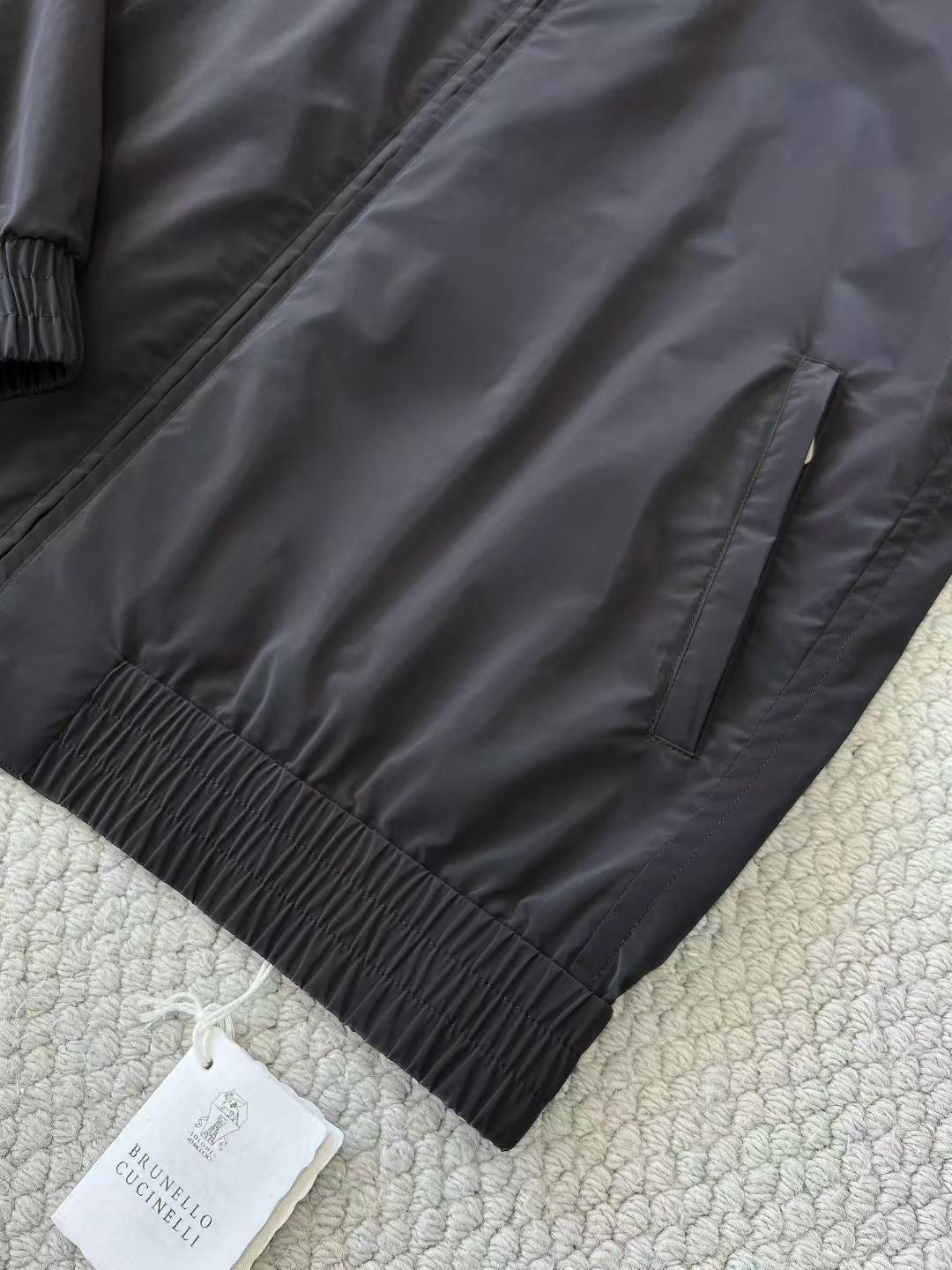 Brunello Cucinelli – Dunkelgraue Herrenjacke mit Kontrastfutter und elastischem Bund