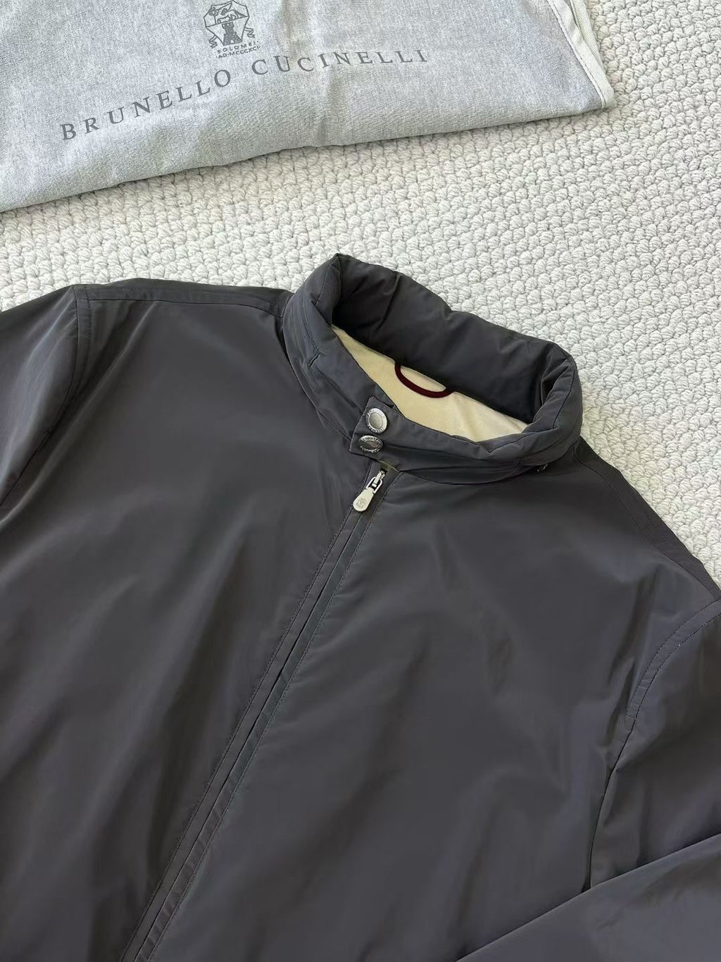 Brunello Cucinelli – Dunkelgraue Herrenjacke mit Kontrastfutter und elastischem Bund