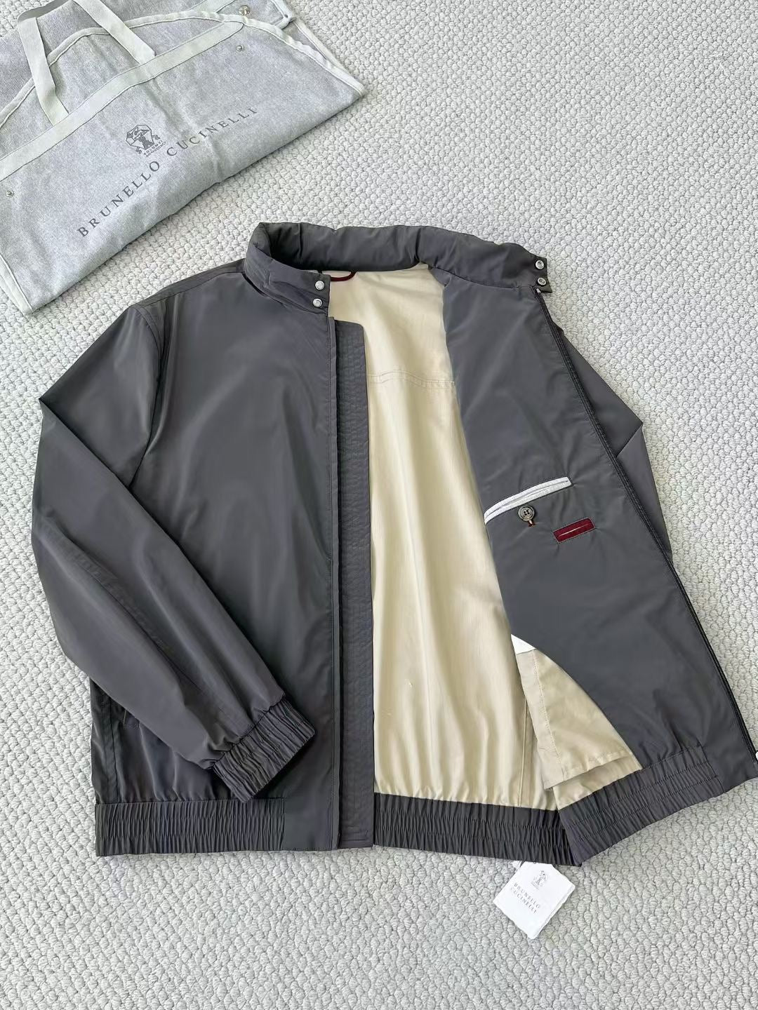 Brunello Cucinelli – Dunkelgraue Herrenjacke mit Kontrastfutter und elastischem Bund