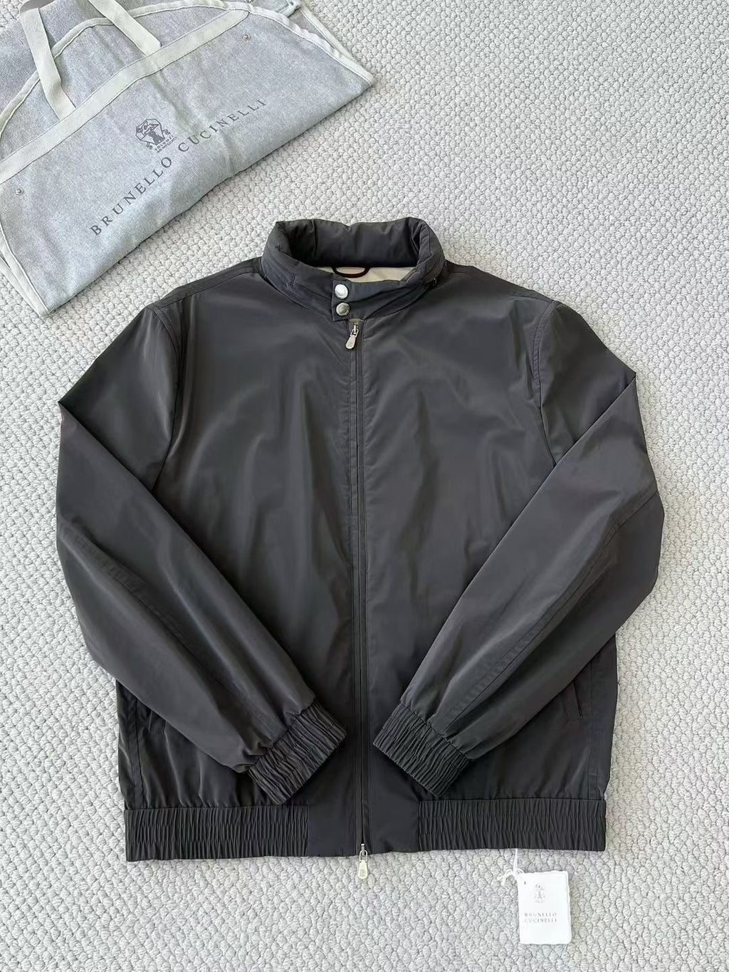 Brunello Cucinelli – Dunkelgraue Herrenjacke mit Kontrastfutter und elastischem Bund