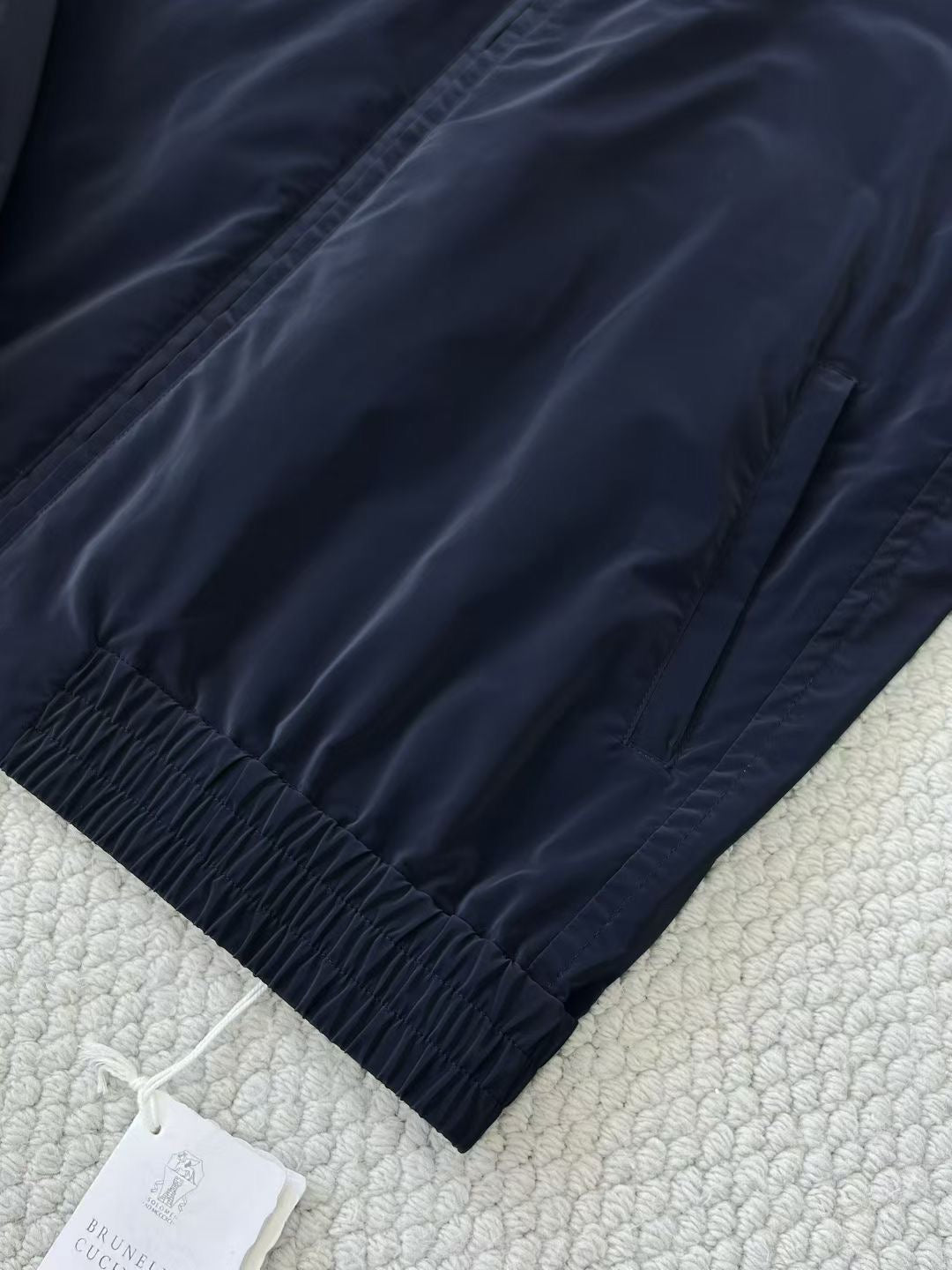 Brunello Cucinelli – Dunkelblaue Herrenjacke mit Kontrastfutter und Reissverschluss-Innentasche