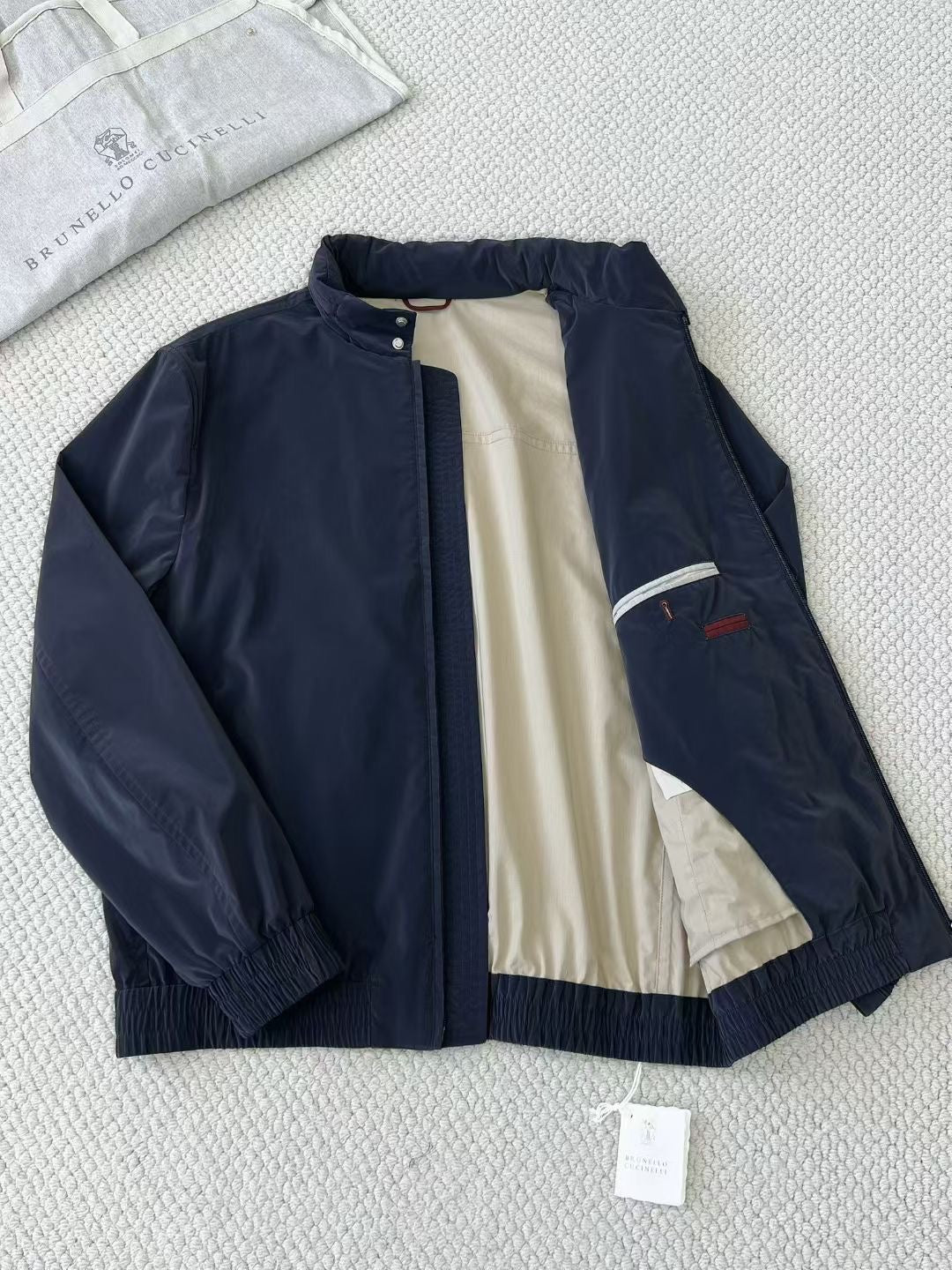 Brunello Cucinelli – Dunkelblaue Herrenjacke mit Kontrastfutter und Reissverschluss-Innentasche