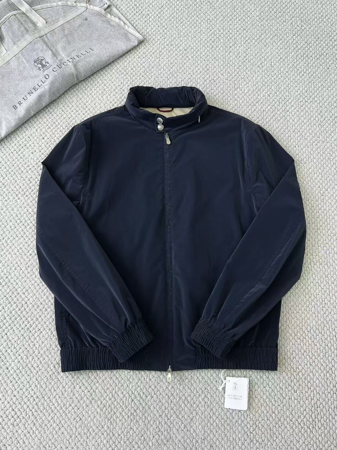 Brunello Cucinelli – Dunkelblaue Herrenjacke mit Kontrastfutter und Reissverschluss-Innentasche