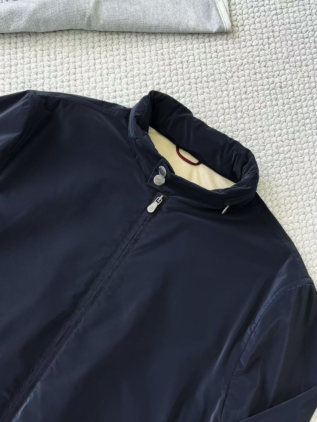 Brunello Cucinelli – Dunkelblaue Herrenjacke mit Kontrastfutter und Reissverschluss-Innentasche