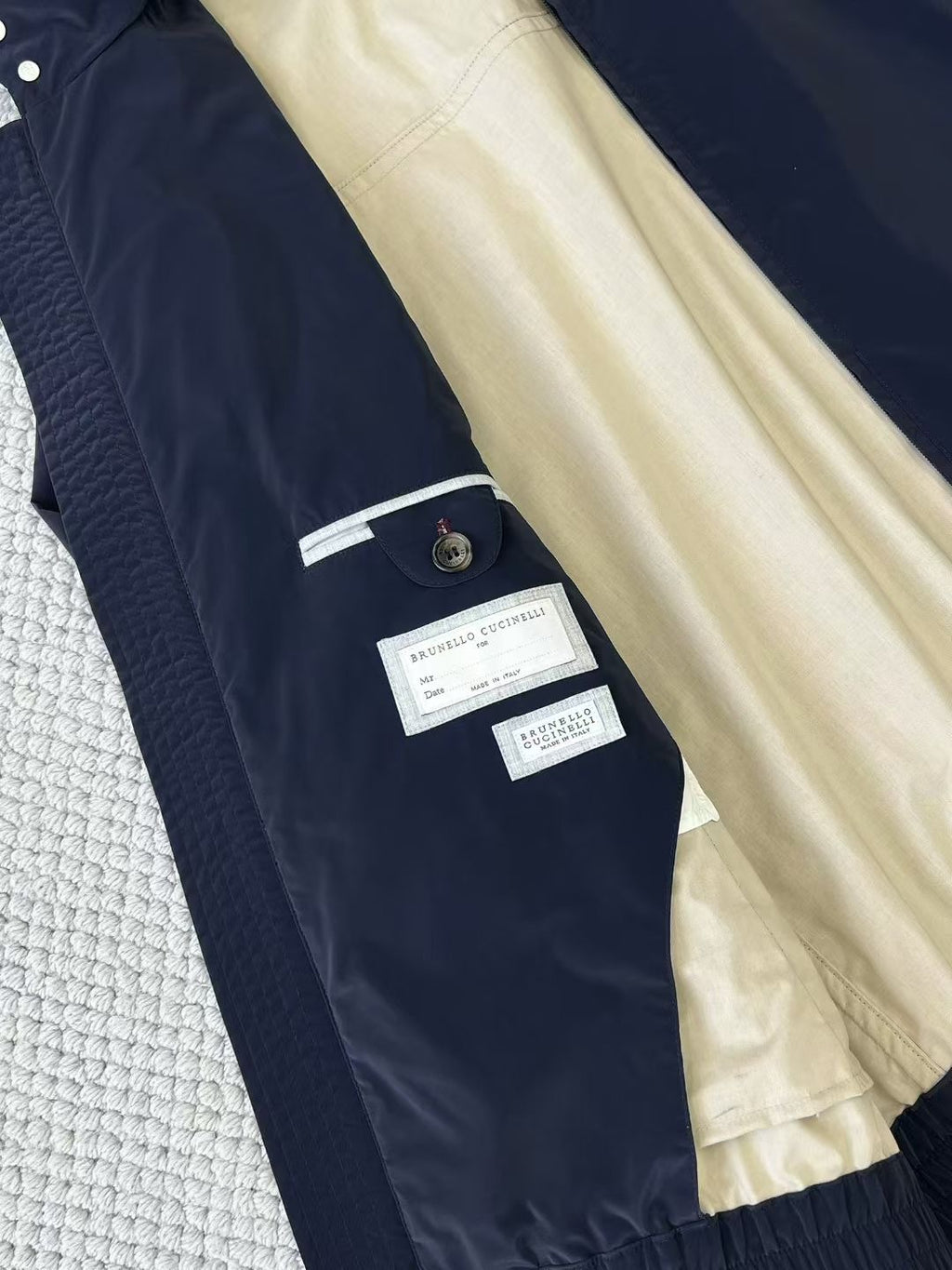 Brunello Cucinelli – Dunkelblaue Herrenjacke mit Kontrastfutter und Reissverschluss-Innentasche