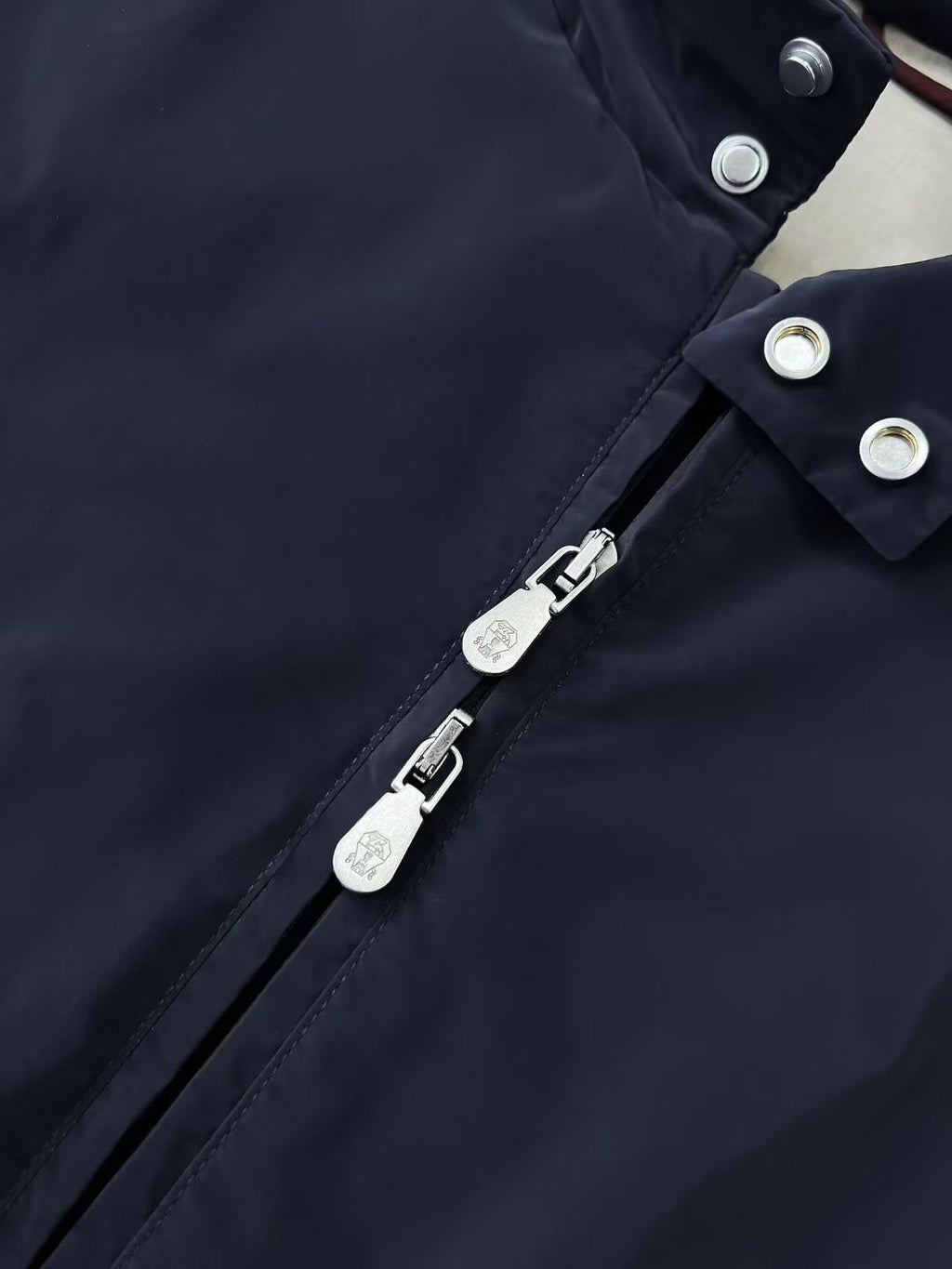 Brunello Cucinelli – Dunkelblaue Herrenjacke mit Kontrastfutter und Reissverschluss-Innentasche