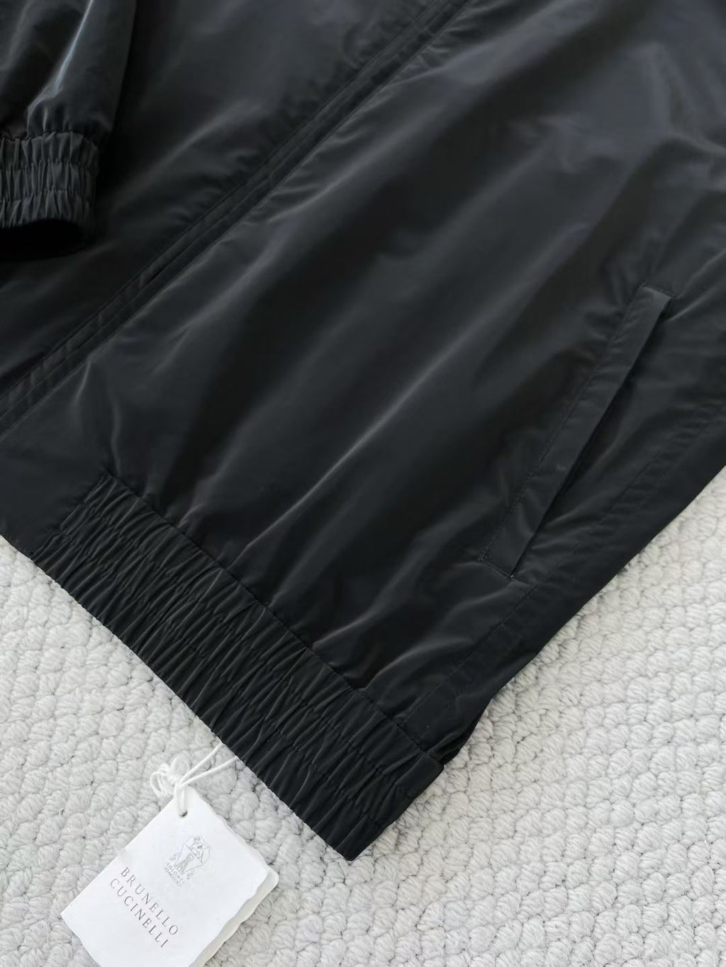 Brunello Cucinelli – Schwarze Herrenjacke mit Kontrastfutter und Reissverschluss-Innentasche