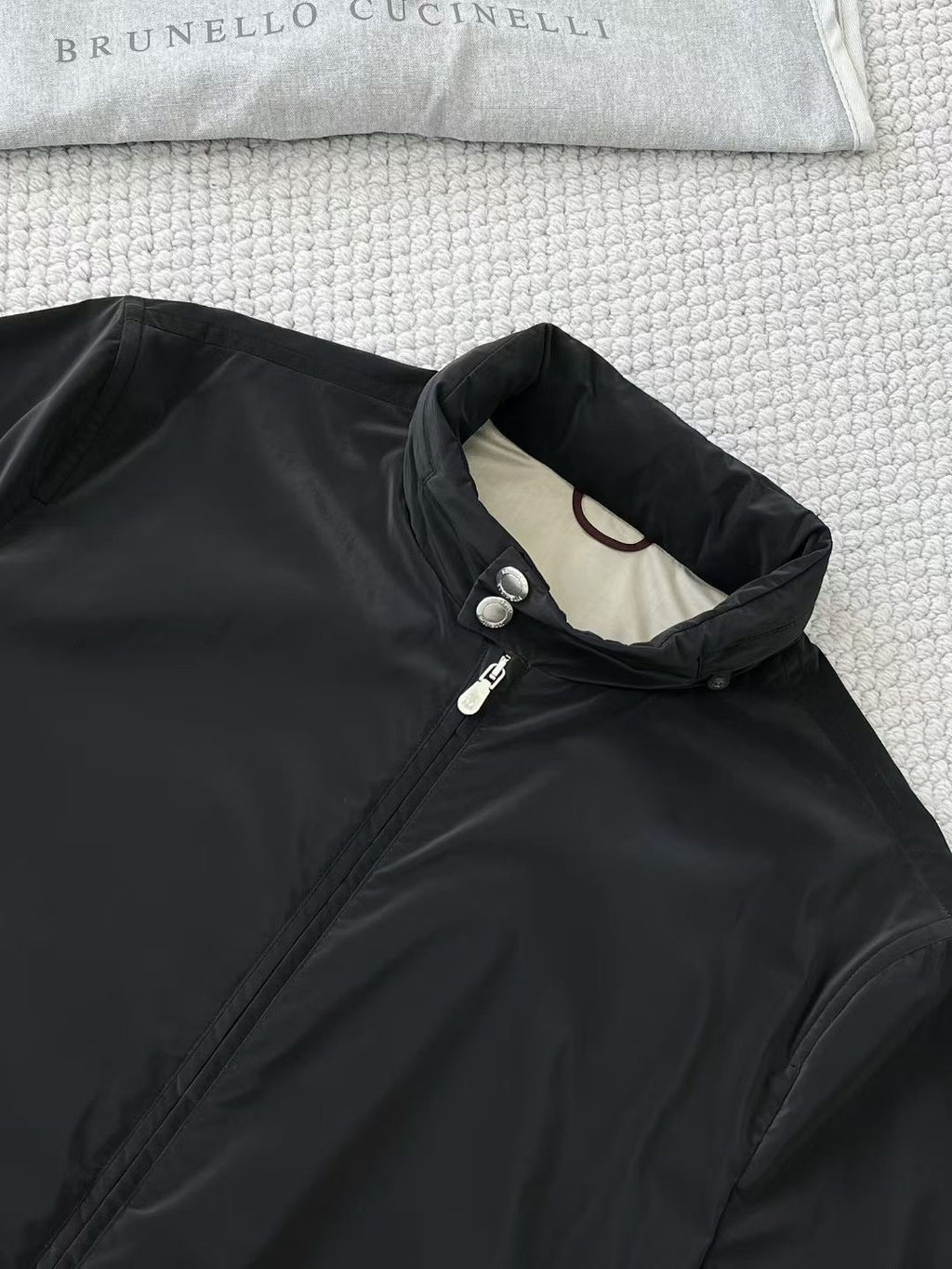 Brunello Cucinelli – Schwarze Herrenjacke mit Kontrastfutter und Reissverschluss-Innentasche