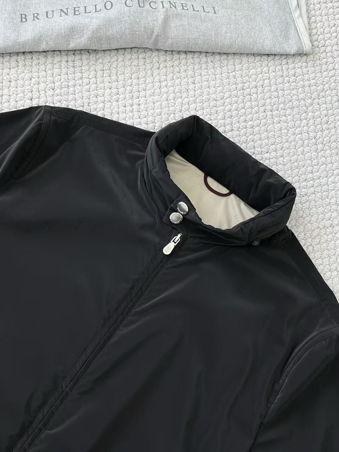 Brunello Cucinelli – Schwarze Herrenjacke mit Kontrastfutter und Reissverschluss-Innentasche