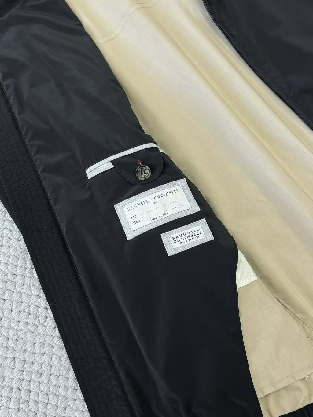 Brunello Cucinelli – Schwarze Herrenjacke mit Kontrastfutter und Reissverschluss-Innentasche