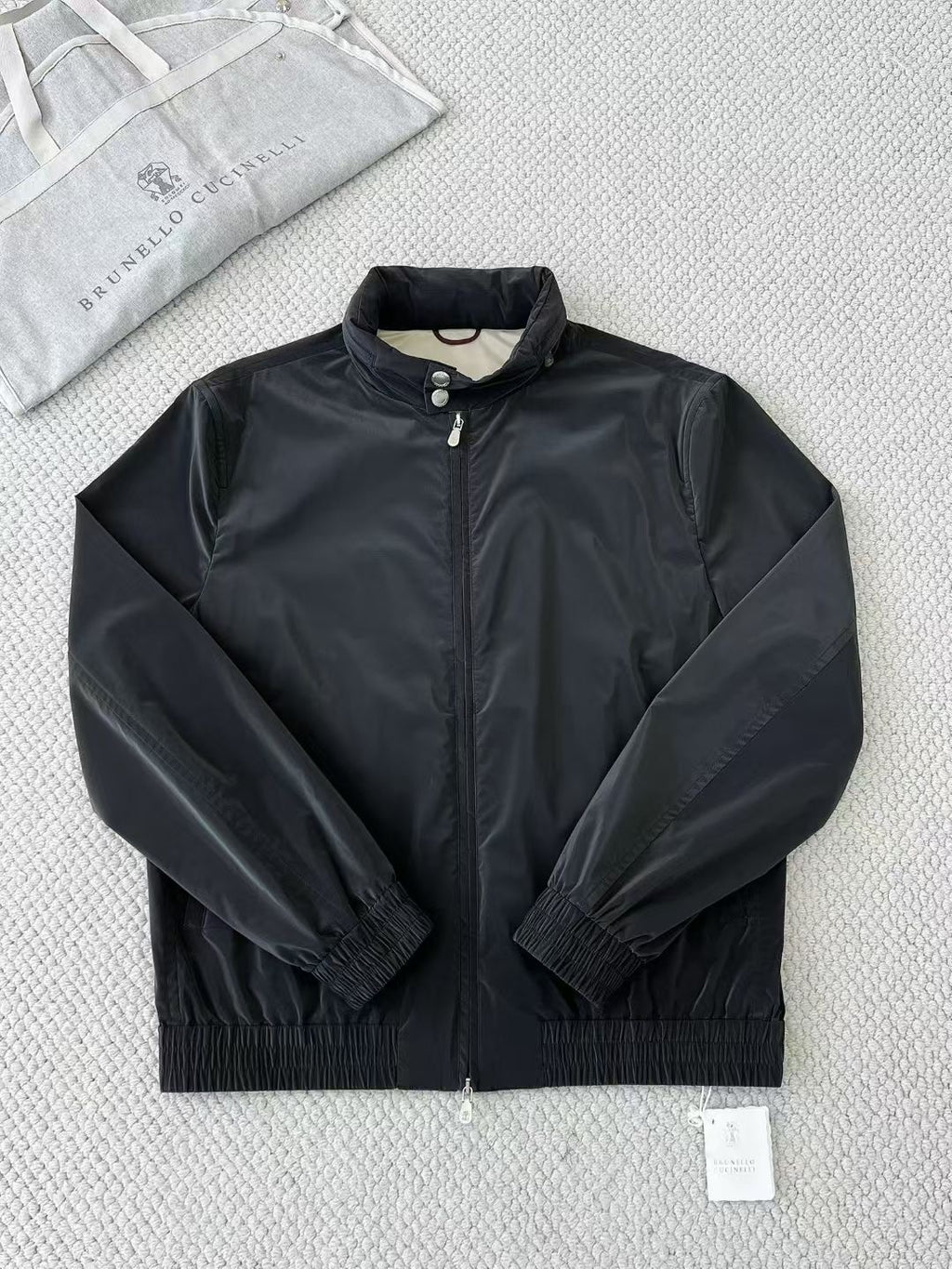 Brunello Cucinelli – Schwarze Herrenjacke mit Kontrastfutter und Reissverschluss-Innentasche