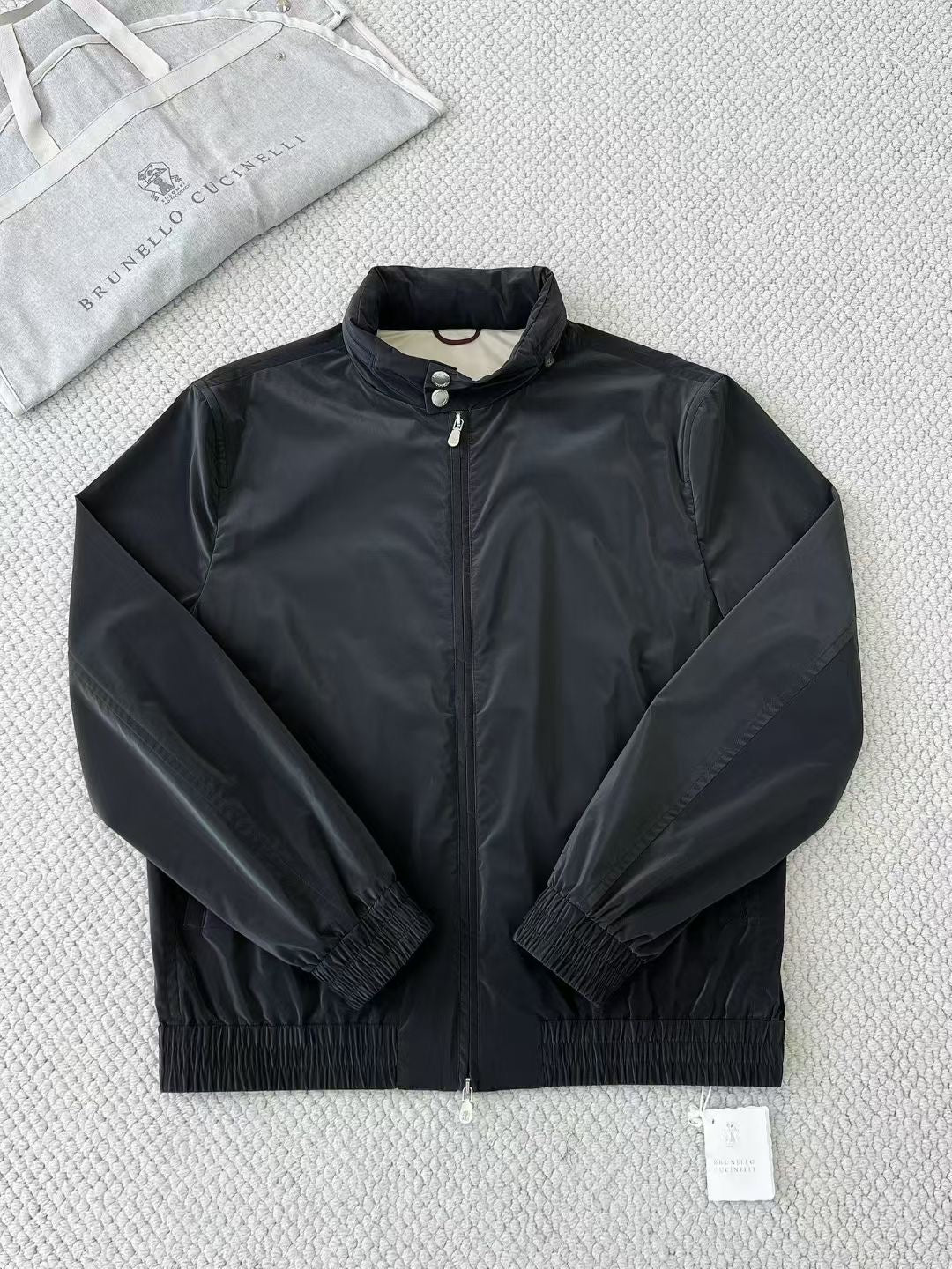 Brunello Cucinelli – Schwarze Herrenjacke mit Kontrastfutter und Reissverschluss-Innentasche