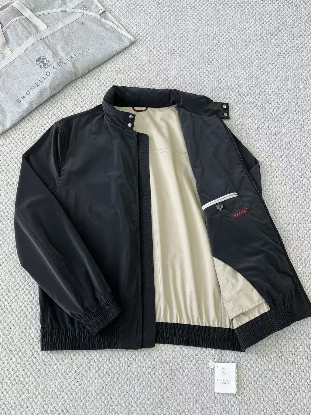 Brunello Cucinelli – Schwarze Herrenjacke mit Kontrastfutter und Reissverschluss-Innentasche