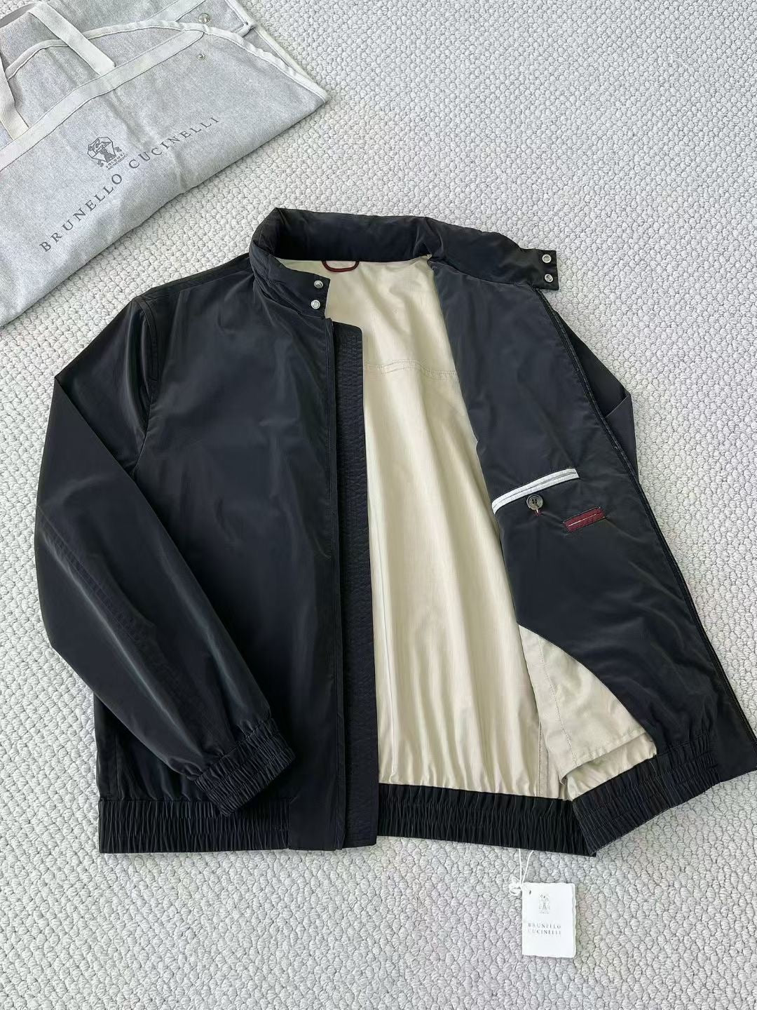 Brunello Cucinelli – Schwarze Herrenjacke mit Kontrastfutter und Reissverschluss-Innentasche