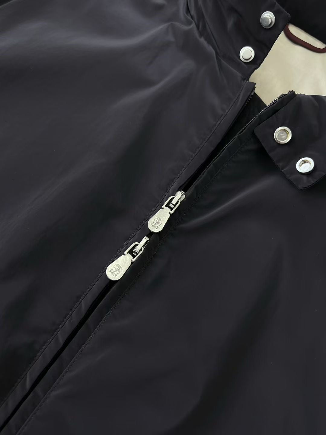 Brunello Cucinelli – Schwarze Herrenjacke mit Kontrastfutter und Reissverschluss-Innentasche